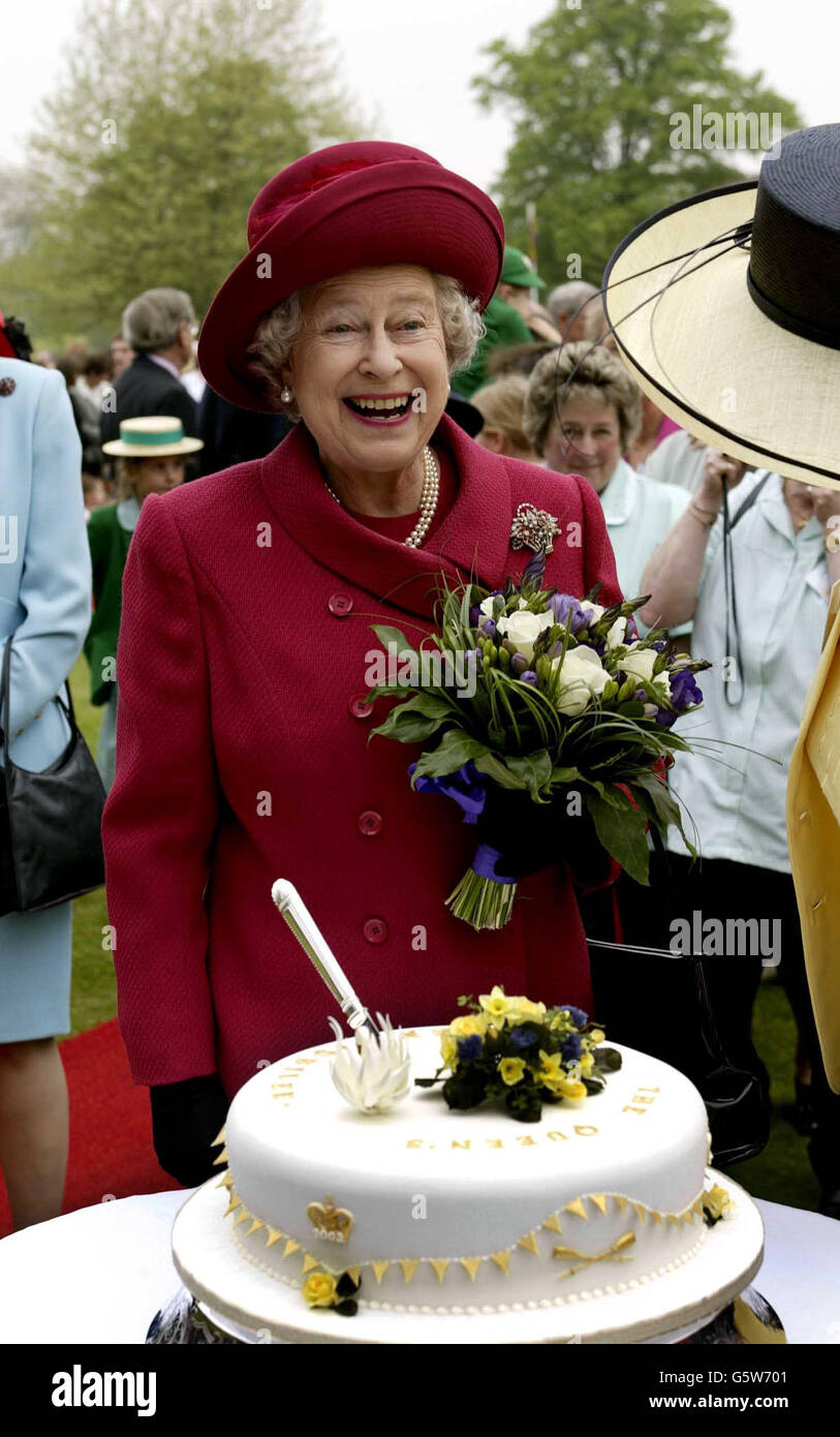 Queen Elizabeth II. Schneidet einen Kuchen, der vom Women's Institute während ihres Besuchs in Marlow, Buckinghamshire, im Rahmen ihrer Golden Jubilee Tour gespendet wurde. Stockfoto