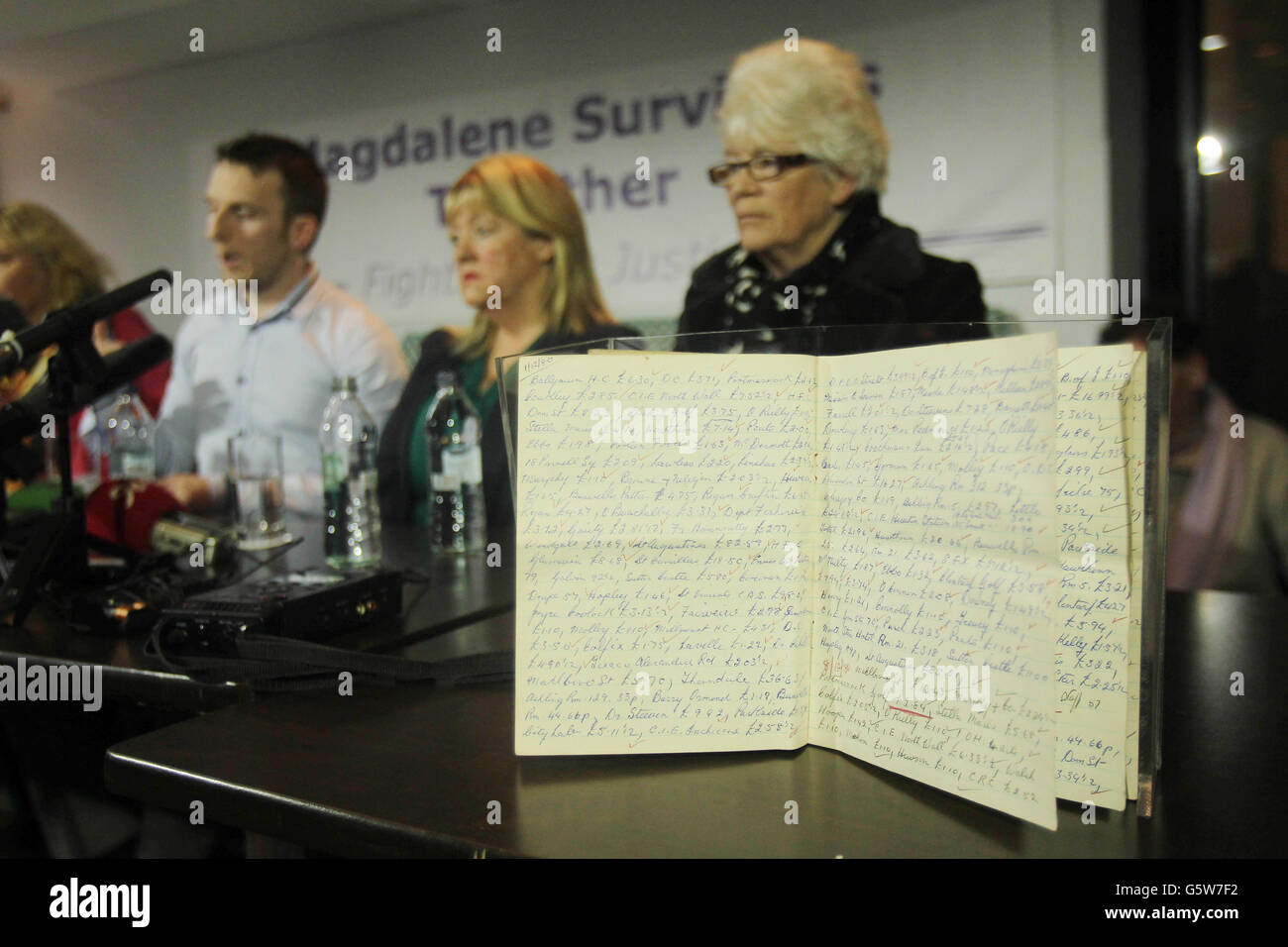 Steven O'Riordan, Maureen Sullivan und Diane Croghan von Magdalene Survivors sprechen heute bei einer Pressekonferenz in Dublin vor dem Magdalene-Wäschereibuch. Stockfoto