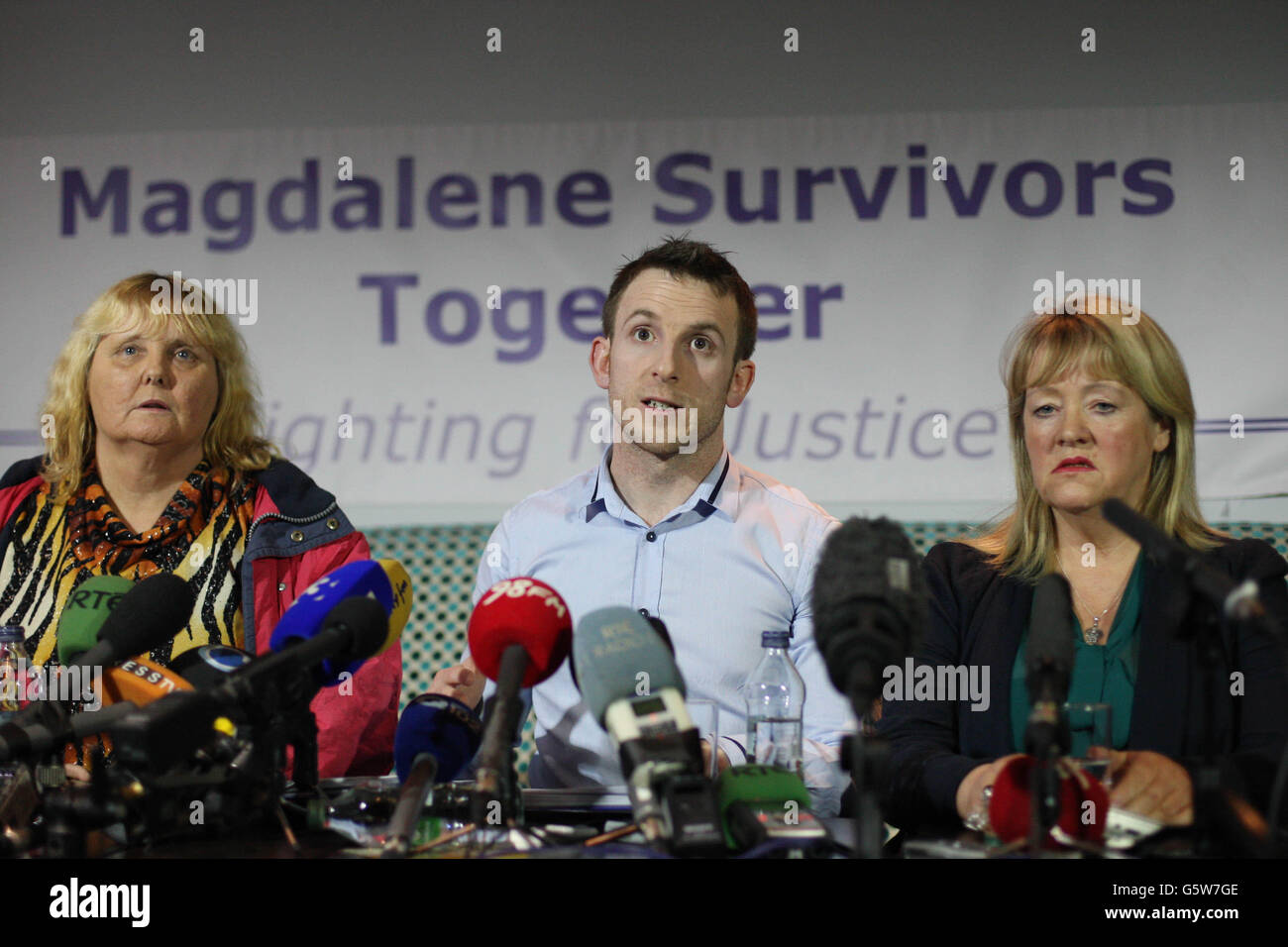 Mary Smyth, Steven O'Riordan und Maureen Sullivan von Magdalene Survivors sprechen heute auf einer Pressekonferenz in Dublin. Stockfoto