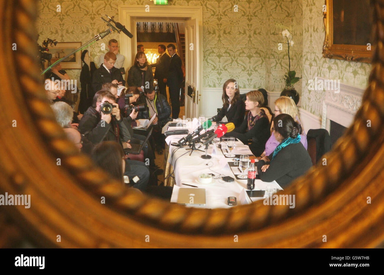 L-R Maeve O'Rourke, Katherine O'Donnell, Claire McGettrick und Mari Steed von der Advocacy Group Justice for Magdalenes (JFM) sprechen auf einer Pressekonferenz im Shelbourne Hotel. Stockfoto