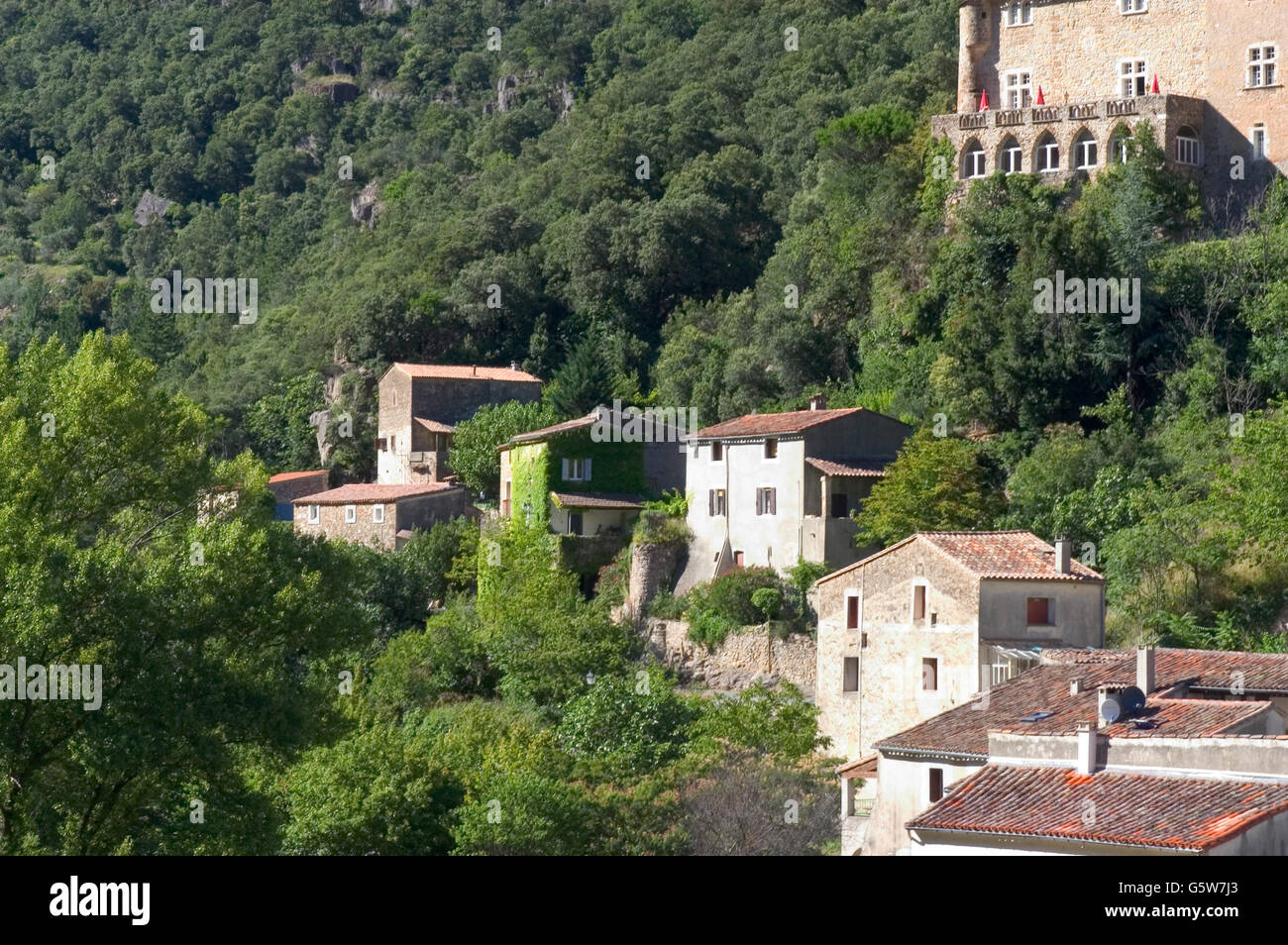 Dorf, umgeben von Natur im Herzen der französischen Cevennen-Nationalpark im vollen Herbst Stockfoto