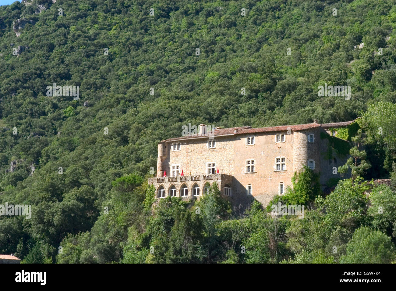 Dorf, umgeben von Natur im Herzen der französischen Cevennen-Nationalpark im vollen Herbst Stockfoto