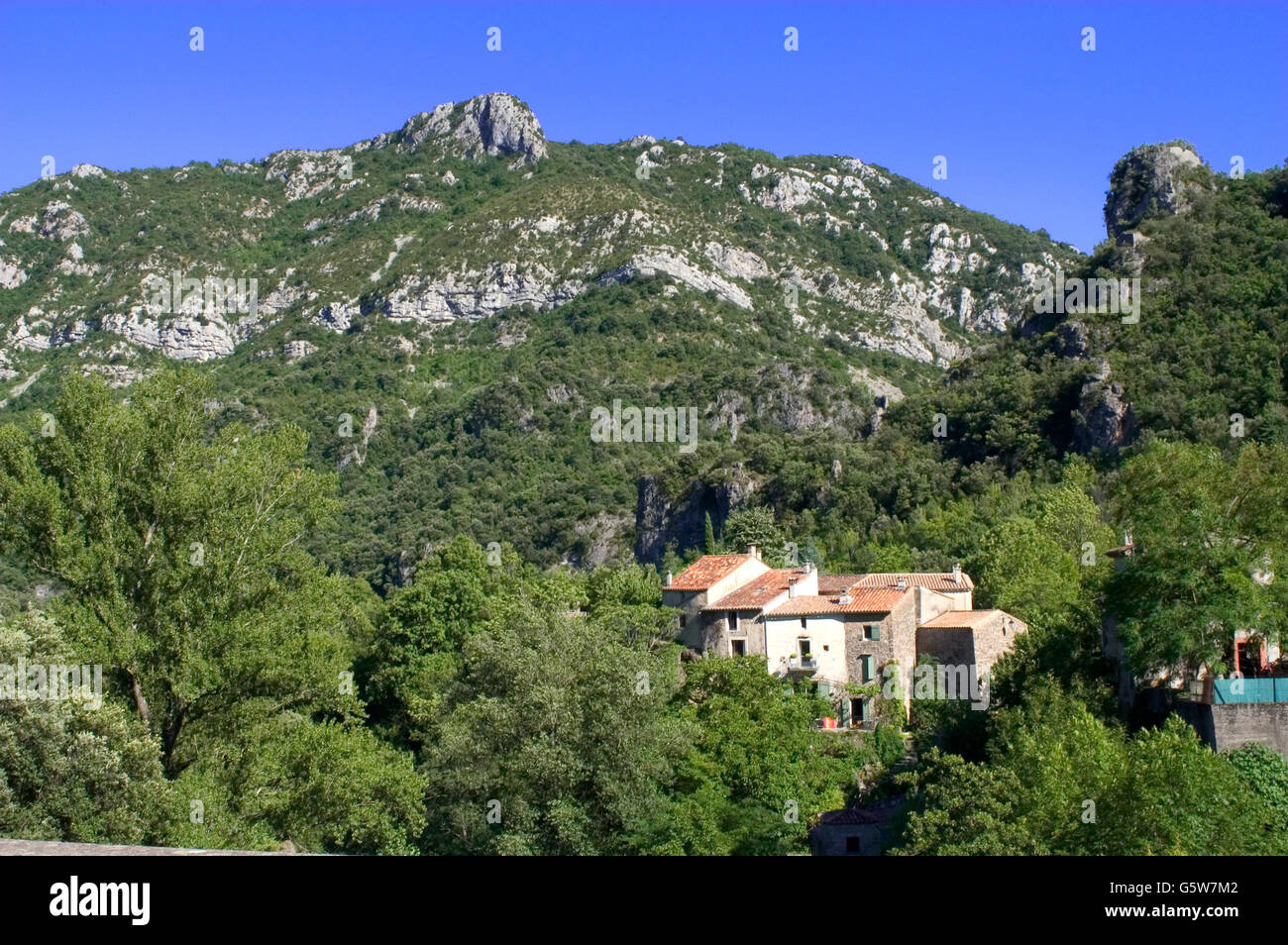 Dorf, umgeben von Natur im Herzen der französischen Cevennen-Nationalpark im vollen Herbst Stockfoto