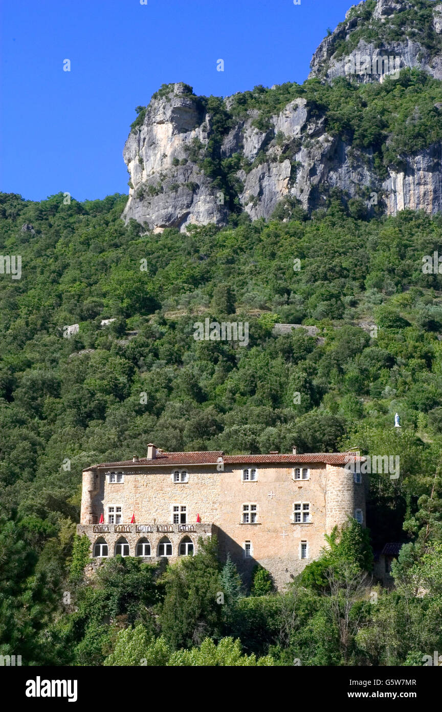 Dorf, umgeben von Natur im Herzen der französischen Cevennen-Nationalpark im vollen Herbst Stockfoto