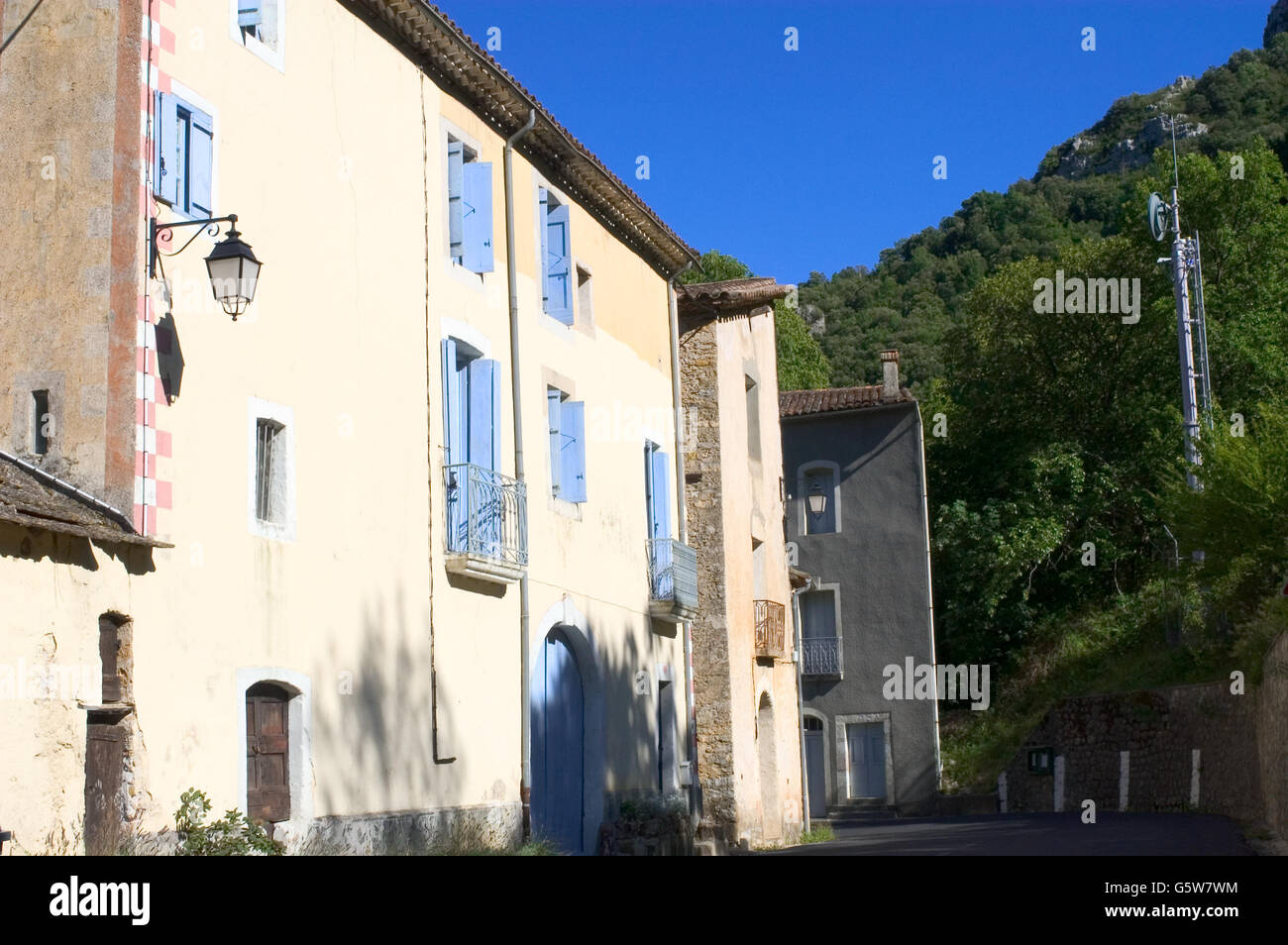 Dorf im Herzen der französischen Cevennen-Nationalpark in voller Herbst Stockfoto