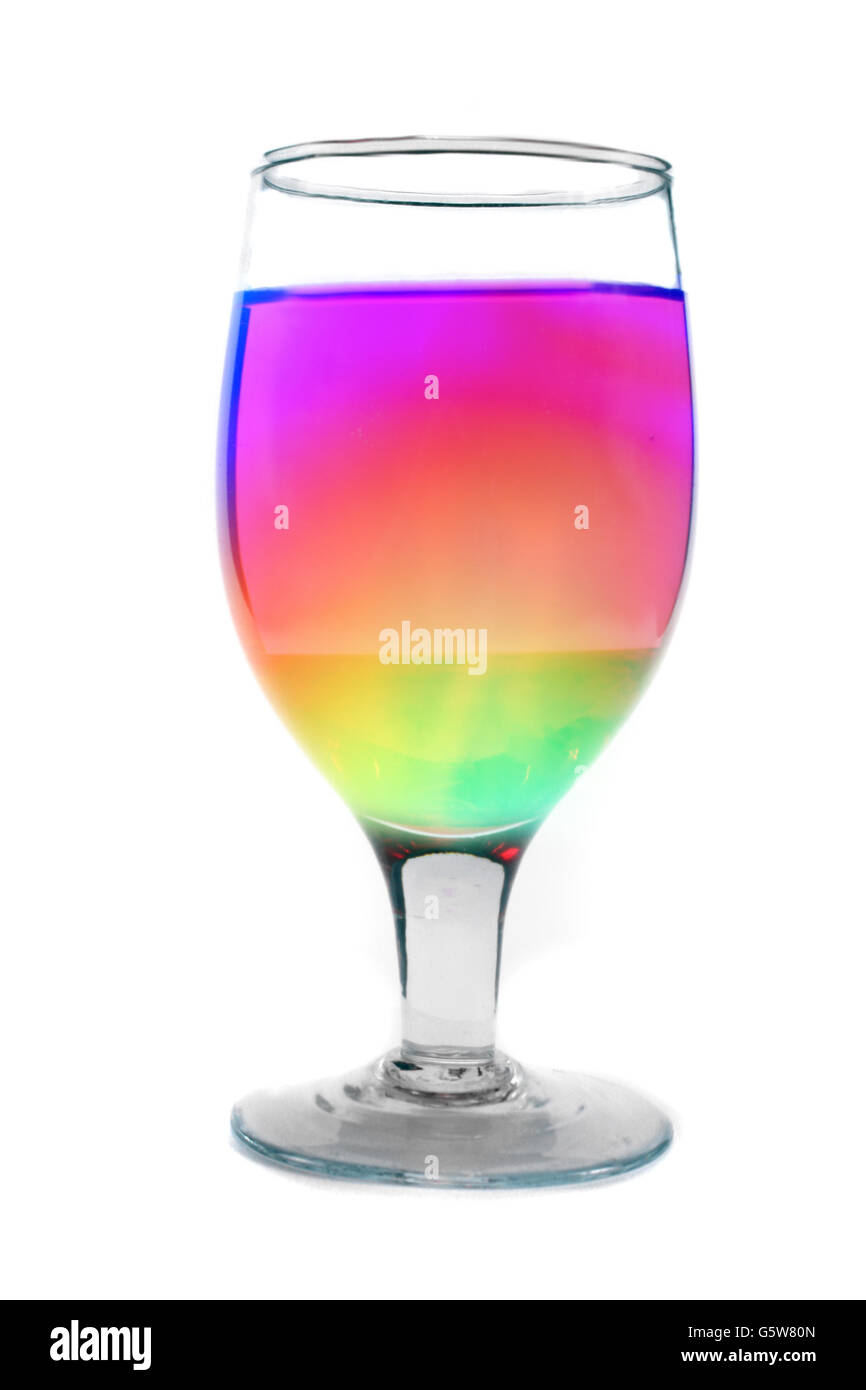 Ein Glas mit bunten Cocktail, isoliert auf weißem Studio-Hintergrund. Stockfoto