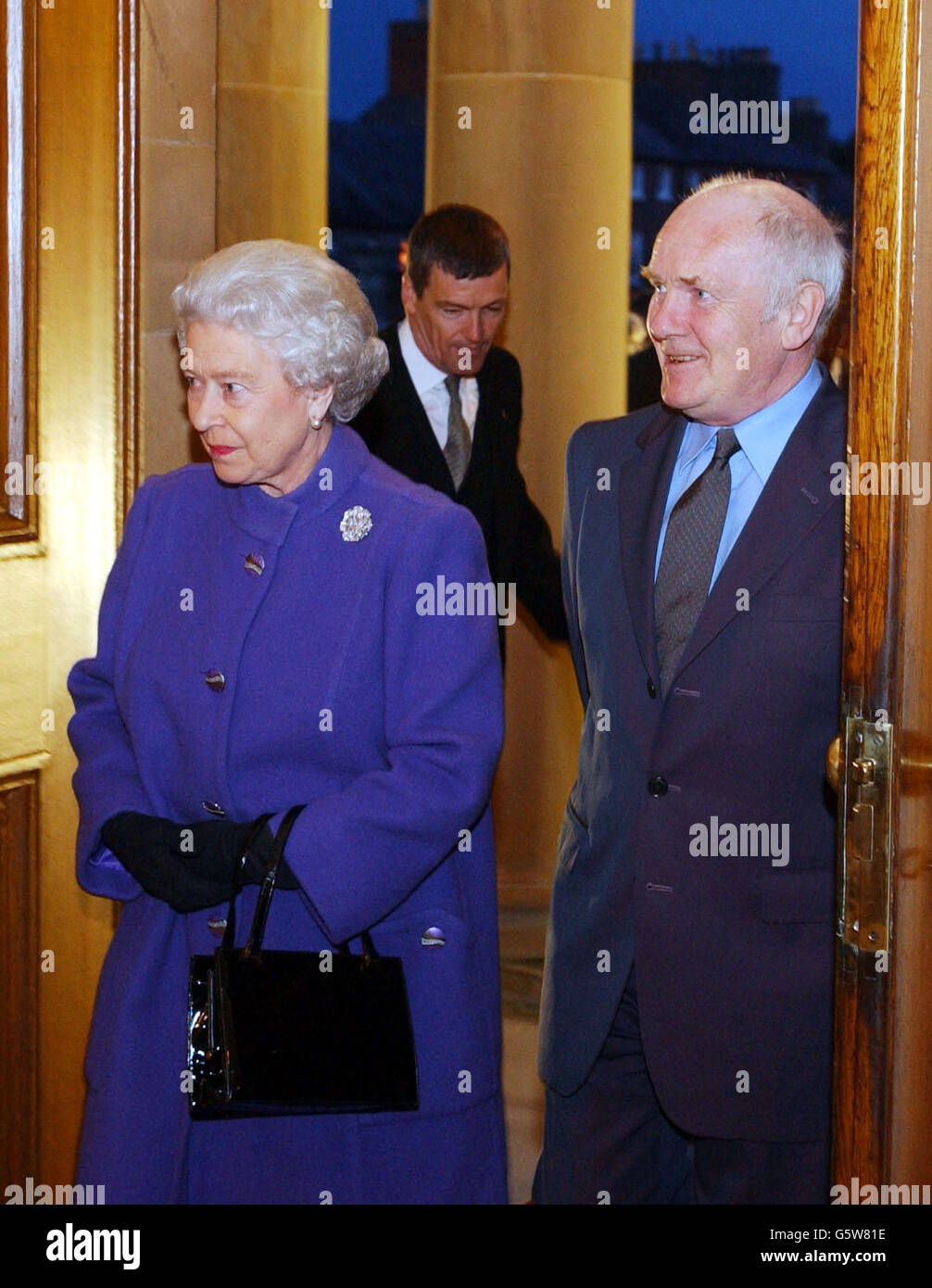 Königin Elizabeth II. Mit dem nordirischen Außenminister Dr. John Reid (rechts) im Hillsborough Castle, Nordirland. Die Königin kam heute Abend in Nordirland an, während der letzten Etappe ihrer Golden Jubilee-Tour. Stockfoto