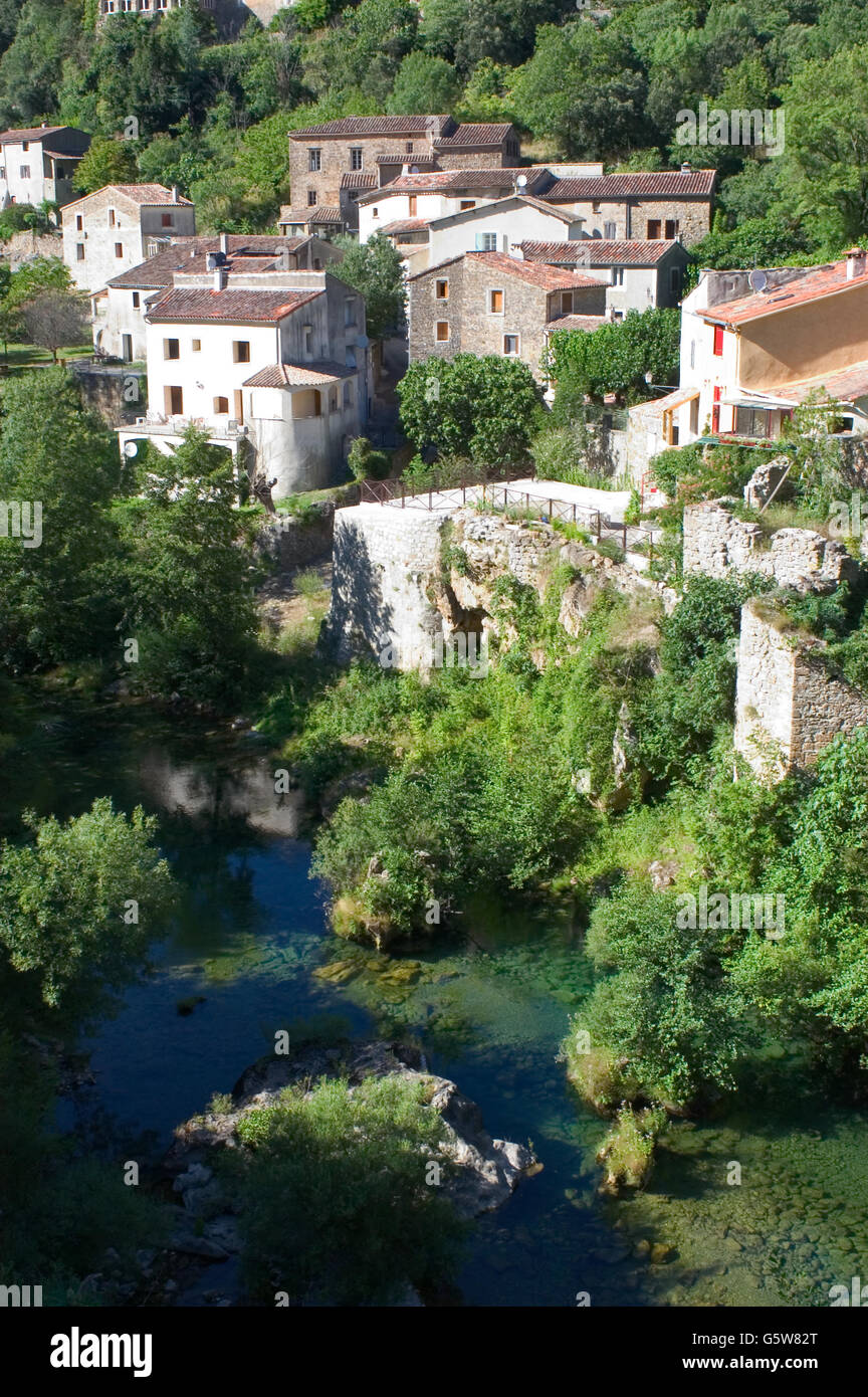 Dorf im Herzen der französischen Cevennen-Nationalpark in voller Herbst Stockfoto