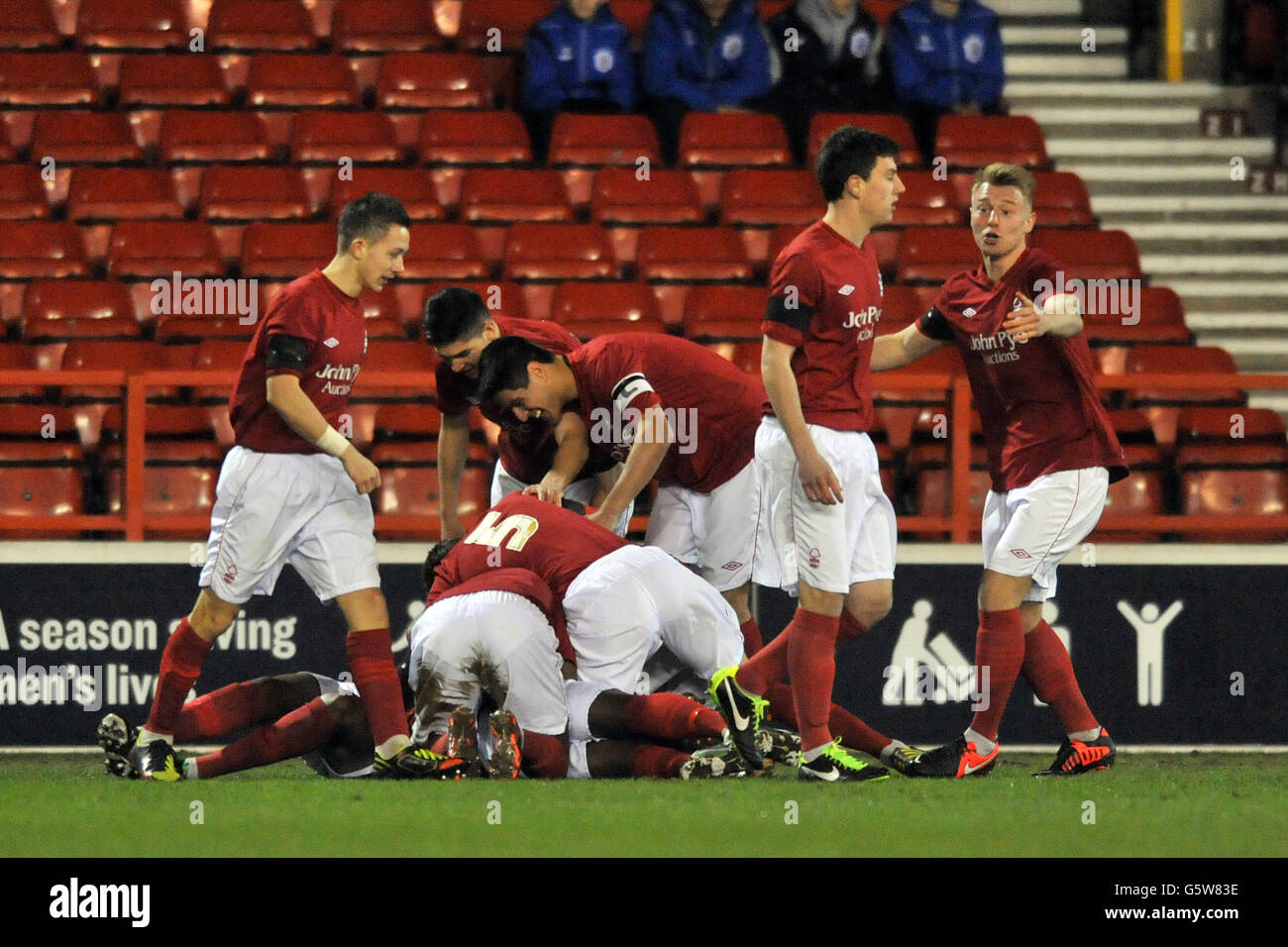 Fußball - FA Youth Cup - 4. Runde - Nottingham Forest V Huddersfield Town - The City Ground Stockfoto