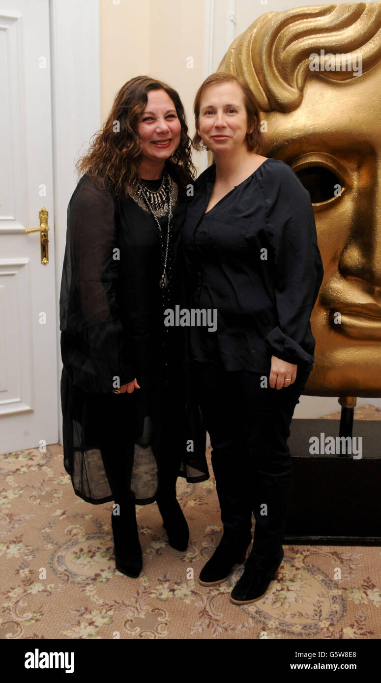 Tessa Ross und Abi Morgan werden beim Hackett Lunch für Tessa Ross, die den BAFTA 2012 Outstanding British Contribution to Cinema Award erhielt, im Savoy Hotel in London zu sehen sein. Stockfoto