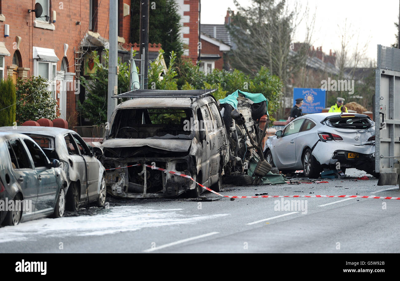 Rettungsdienste vor Ort in Boothstown, Salford, Greater Manchester, nachdem ein gestohlenes Auto in der Leigh Road in eine Reihe geparkter Autos abgestürzt war und Fahrer und Beifahrer getötet wurden. Stockfoto