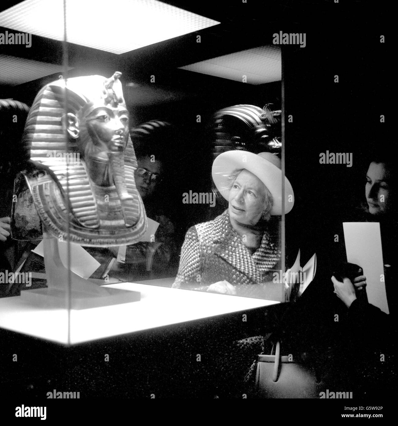 Ein Mitglied der Öffentlichkeit bewundert die Totenmaske des Pharao Tutanchamun. Stockfoto