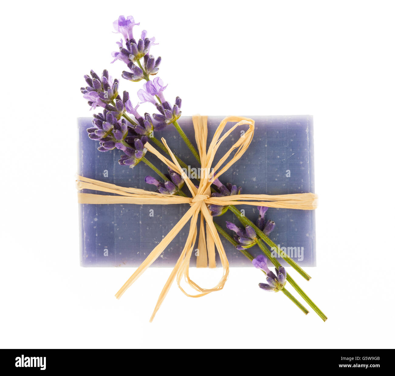 Lavendel handgefertigte Handwerker Seife mit frischen Blumen, die isoliert auf weißem Hintergrund Stockfoto