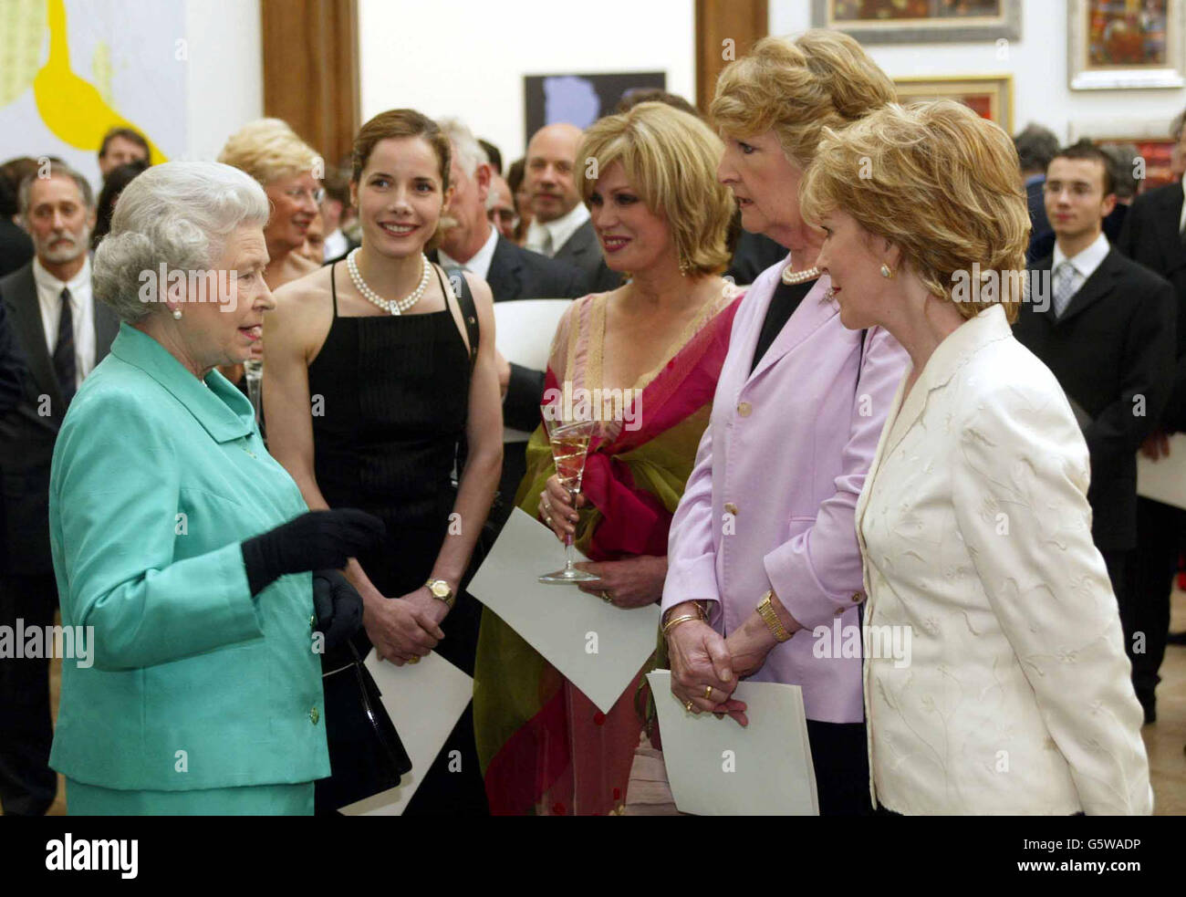 Königin Elizabeth II. Begrüßt Darcey Bussell, Joanna Lumley, Penelope Keith und Patricia Hodge anlässlich des Royal Acamdemy Arts Reception anlässlich ihres Goldenen Jubiläums. Stockfoto