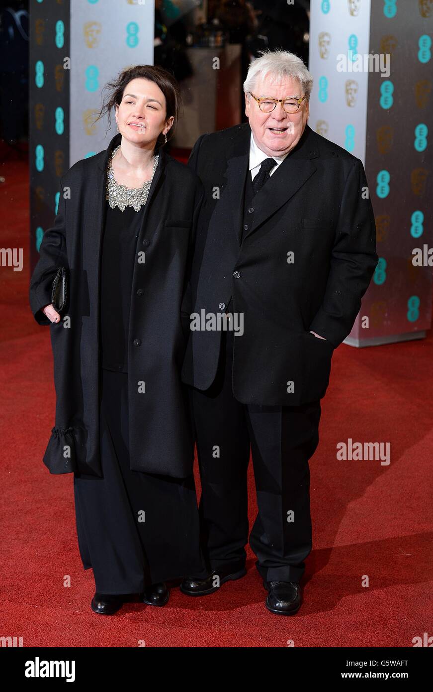 Sir Alan Parker und Lisa Parker bei der Ankunft für die British Academy Film Awards 2013 im Royal Opera House, Bow Street, London. Stockfoto