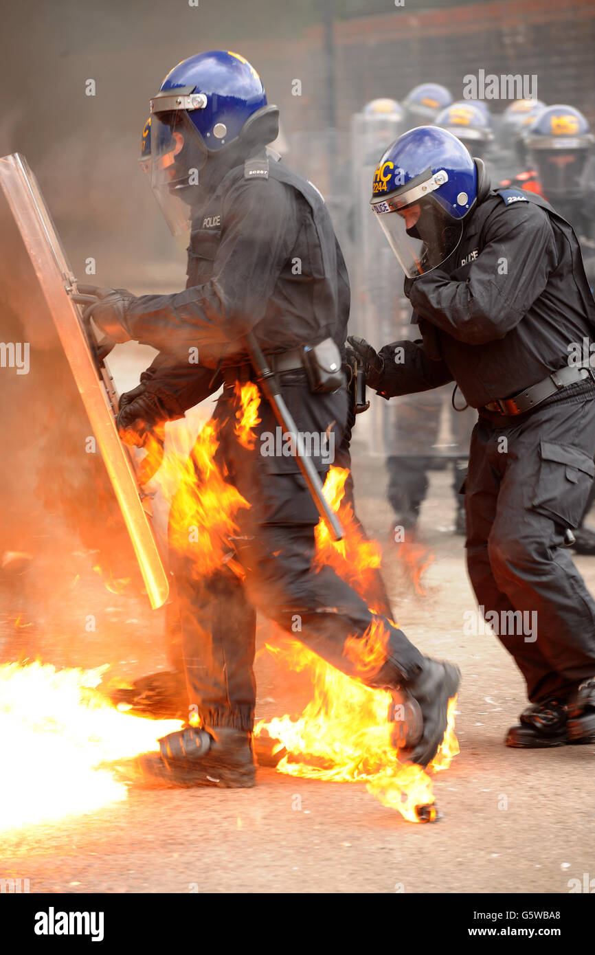 Polizei Riot Offiziere öffentliche Ordnung Taktiken gegen Molotowcocktails Stockfoto