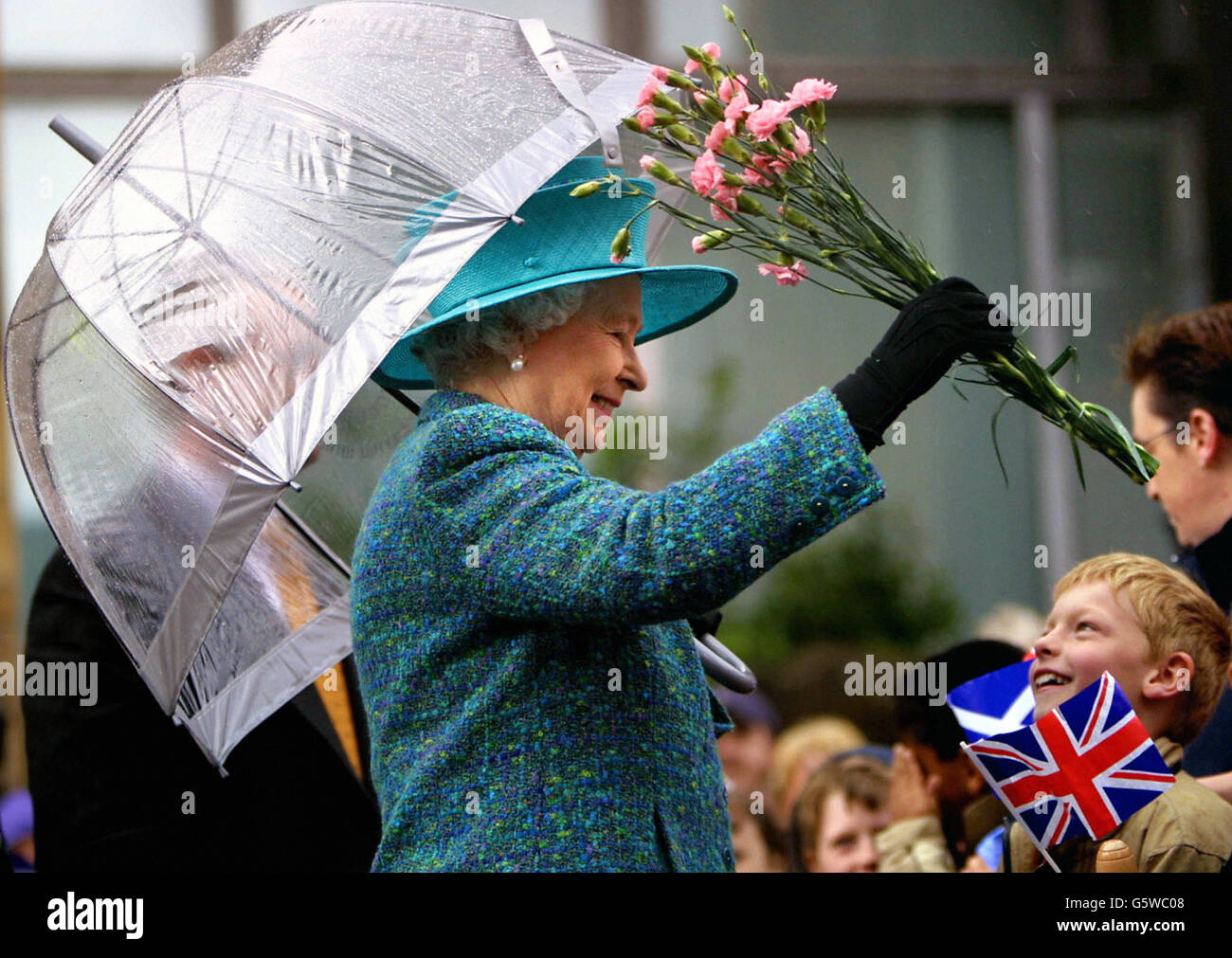 Die britische Königin Elizabeth II. Lächelt während eines Besuchs in den Stirling Minicipal Gebäuden, wo sie die Briefe, die Stirling den Status einer Stadt gewähren, betrachtete. Die Königin ist am zweiten Tag des Golden Jubilee Besuchs in Schottland, während einer Tour zu ihrem 50. Jahr auf dem Thron zu feiern. Stockfoto