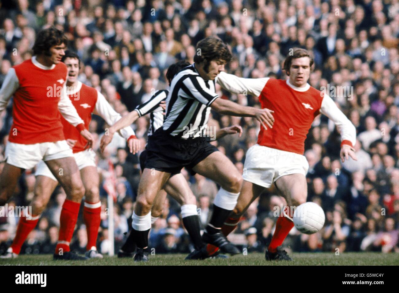 Malcolm MacDonald, Newcastle United übertrifft Peter Simpson und Eddie Kelly, Arsenal Stockfoto