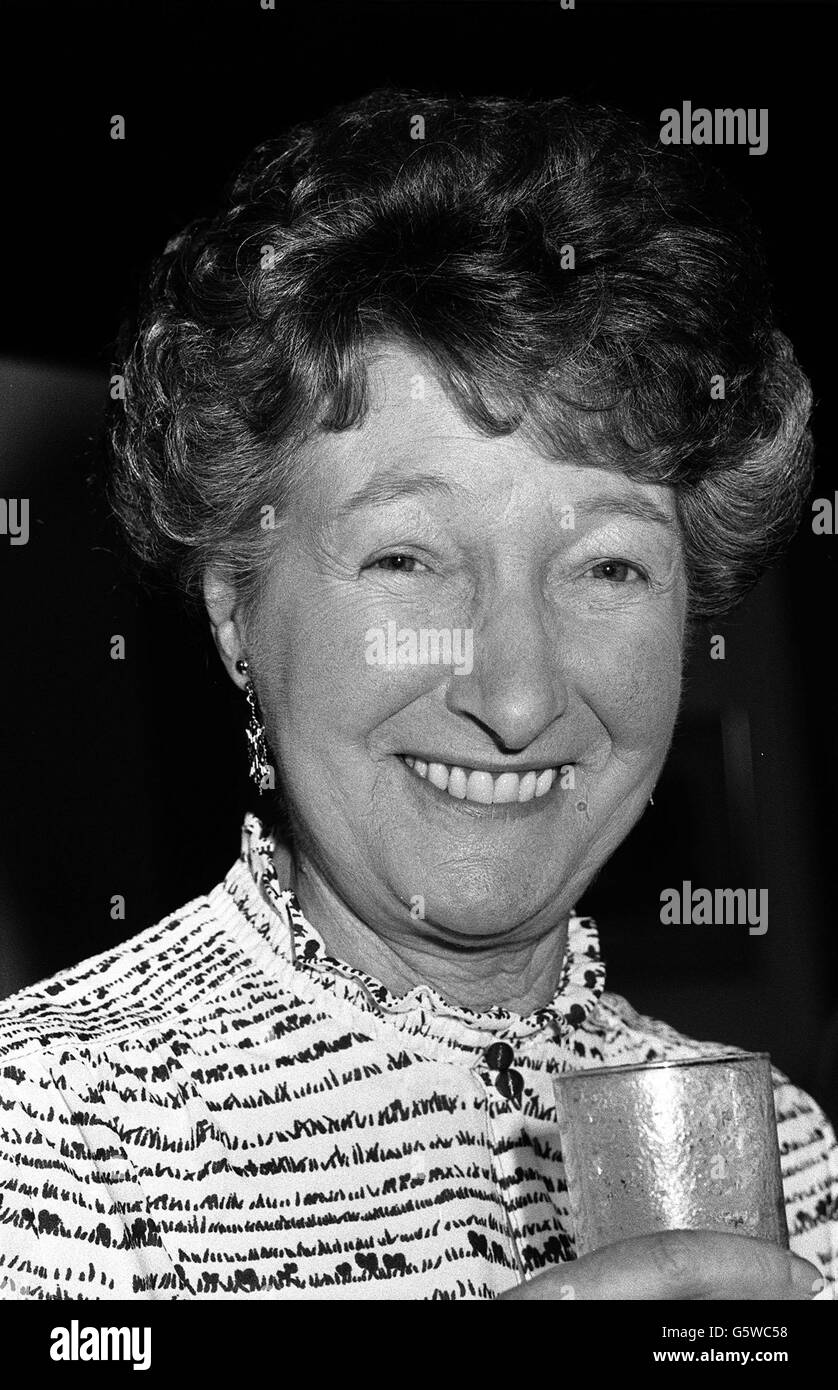 Pat Coombs, 59, Comedy-Schauspielerin, berühmt für ihre Stimme, die in den meisten der Top-Radio-Comedy-Shows der 1950er Jahre zu hören war. 27/03/02 : Pat Coombs - bekannt für ihre Rollen im Radio, Film und klassischen Sitcoms - die im Alter von 75 Jahren gestorben ist, wurde heute bekannt gegeben. Der Star, auch den Zuschauern von EastEnders für ihren Stint als Marge Green bekannt, starb nach Komplikationen durch Emphysem. BERÜHMTHEIT Stockfoto
