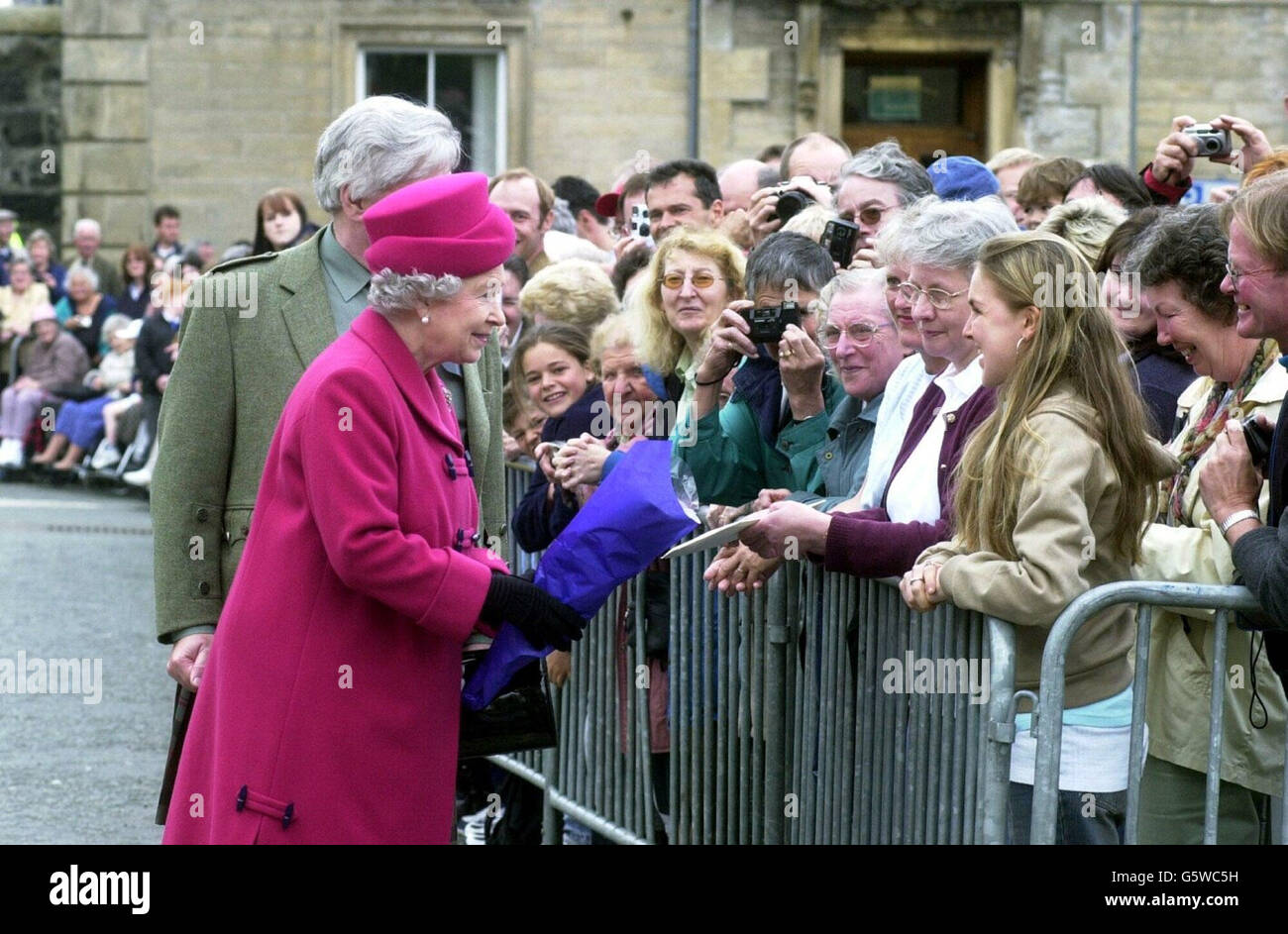 Die britische Königin Elizabeth II. Bereist den Platz in Portree auf der Isle of Skye in Schottland, als Teil der fortgesetzten Golden Jubilee Tour durch das Vereinigte Königreich. Später reiste sie nach Stornoway und Wick. Stockfoto