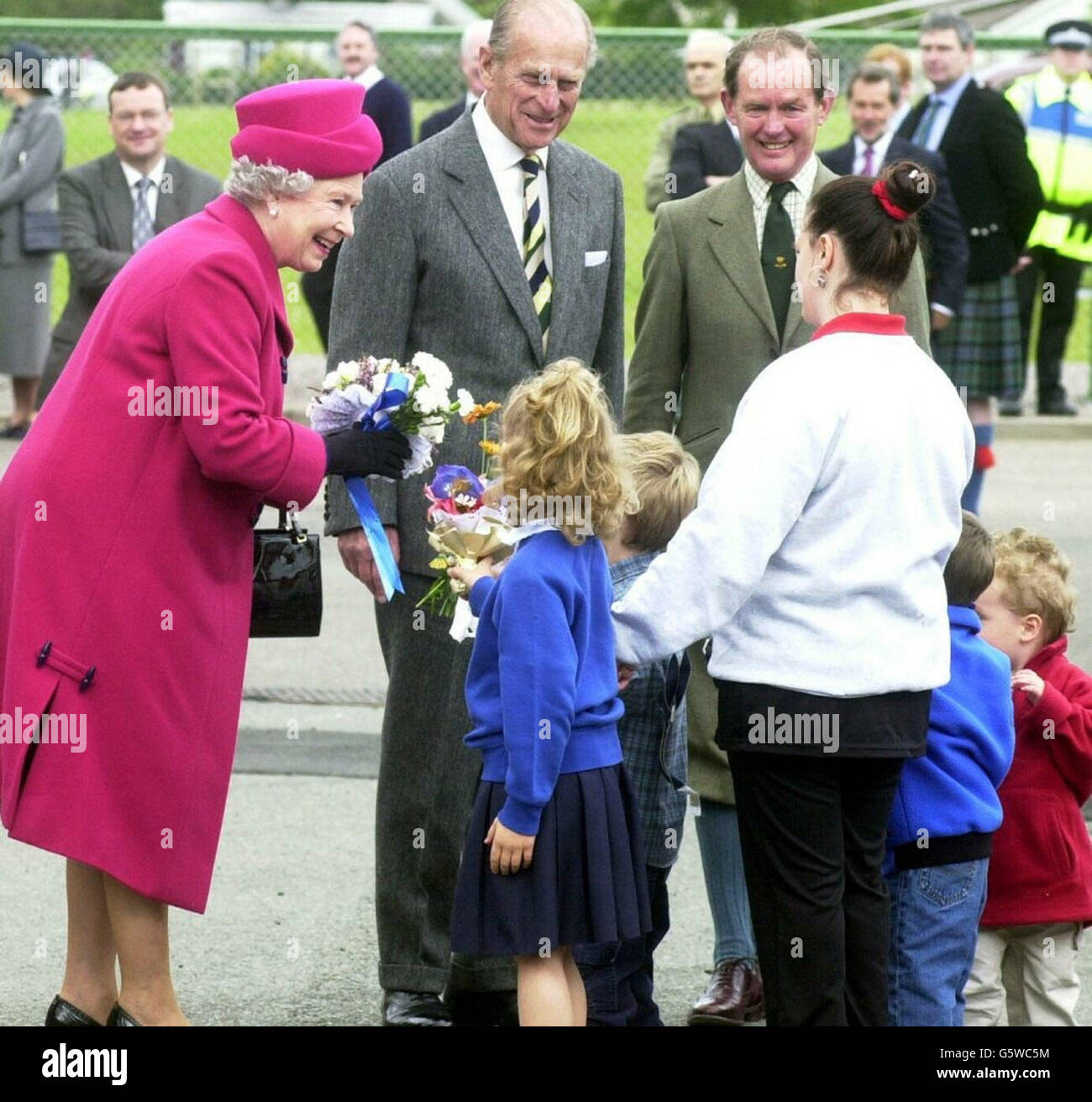 Die britische Königin Elizabeth II. Empfängt Blumen von Schulkindern während einer Tour durch Portree auf der Isle of Skye in Schottland, im Rahmen der fortgesetzten Golden Jubilee-Tour durch das Vereinigte Königreich. Später reiste sie nach Stornoway und Wick. Stockfoto