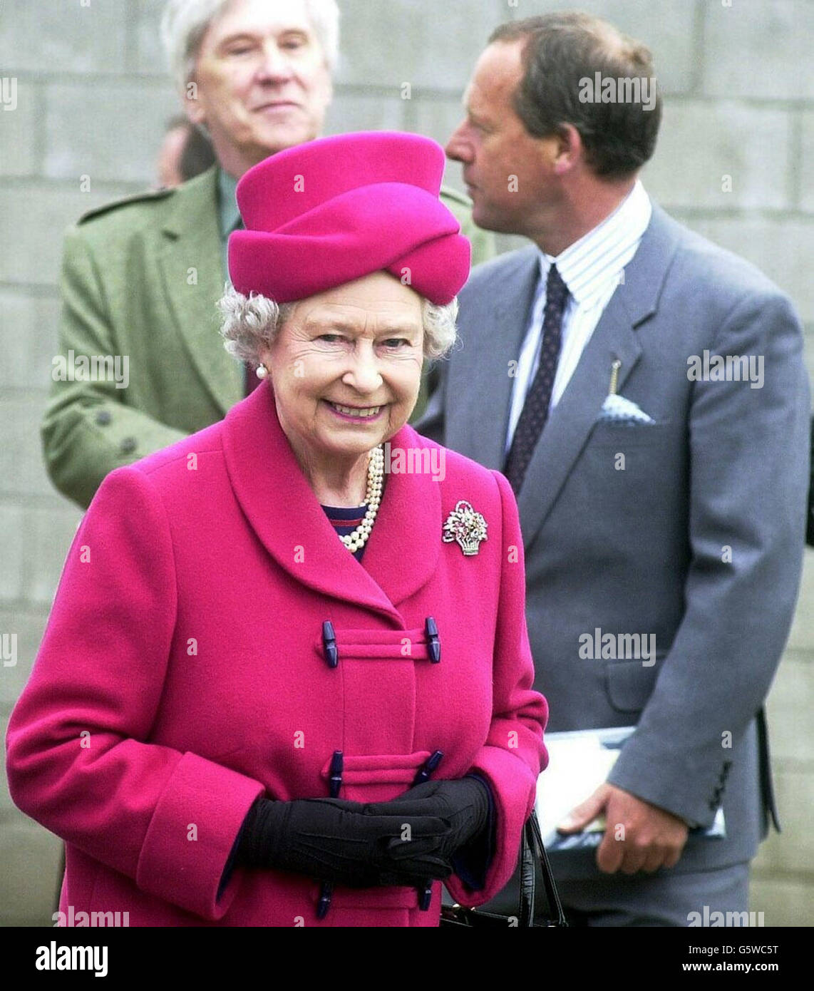 Die britische Königin Elizabeth II. Bereist den Platz in Portree auf der Isle of Skye in Schottland, als Teil der fortgesetzten Golden Jubilee Tour durch das Vereinigte Königreich. Später reiste sie nach Stornoway und Wick. Stockfoto