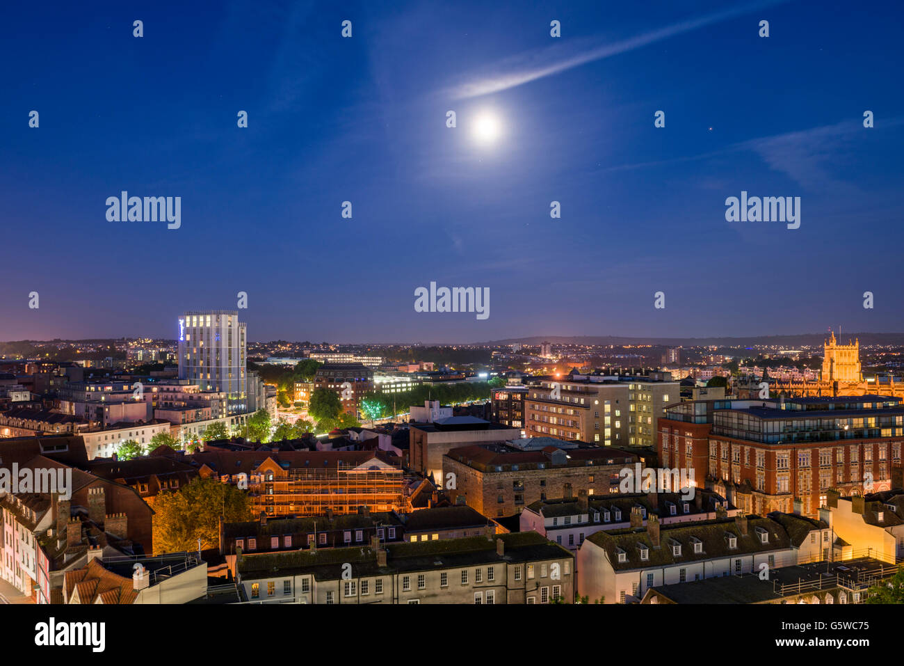Blick über die Skyline der Stadt Bristol in der Nacht mit dem Mond, England. Stockfoto