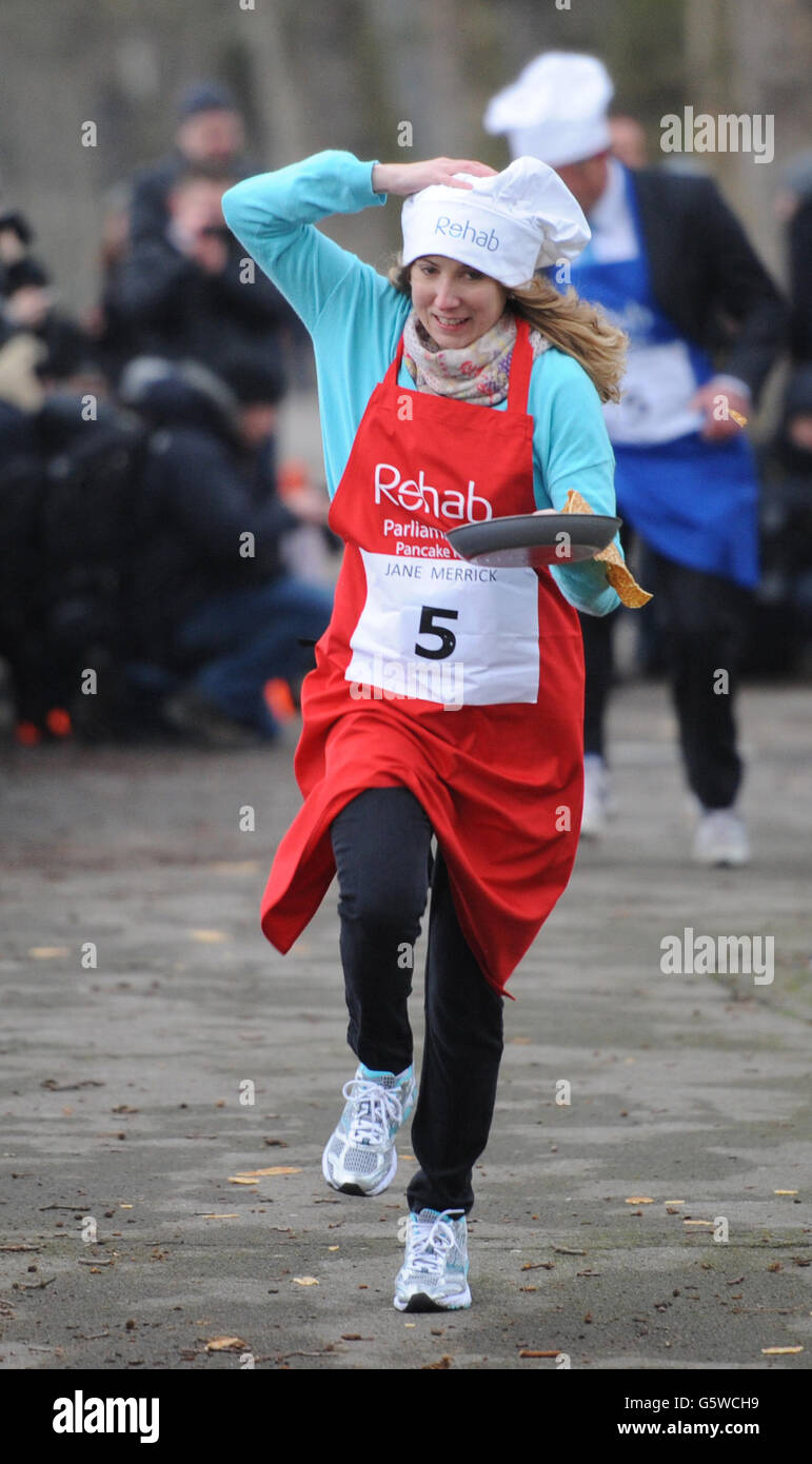 Abgeordnete, Oberste und Pressevertreter nehmen heute am diesjährigen Rehab Pancake Race am Faschingsdienstag vor dem Londoner Parlamentsgebäude Teil, darunter Jane Merrick von The Independent am Sonntag. Stockfoto