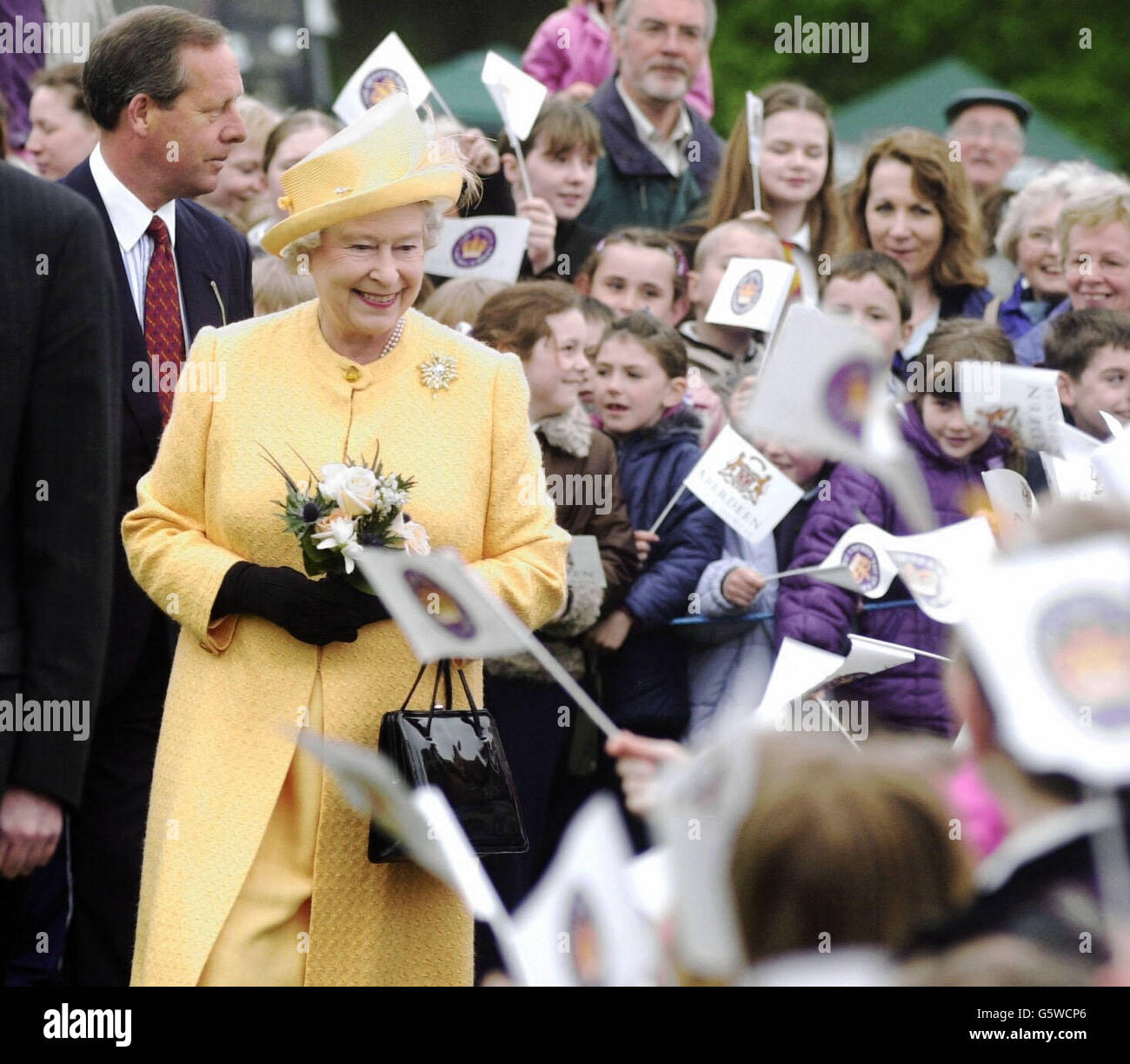 Die Königin lächelt einige der vielen Schulkinder an, die sie im Duthie Park, Schottland, trafen. Die Königin und der Herzog von Edinburgh wurden bei der Ankunft im Duthie Park im Rahmen der Feierlichkeiten zum Goldenen Jubiläum von Tausenden von Wohlklatschern begrüßt. Stockfoto