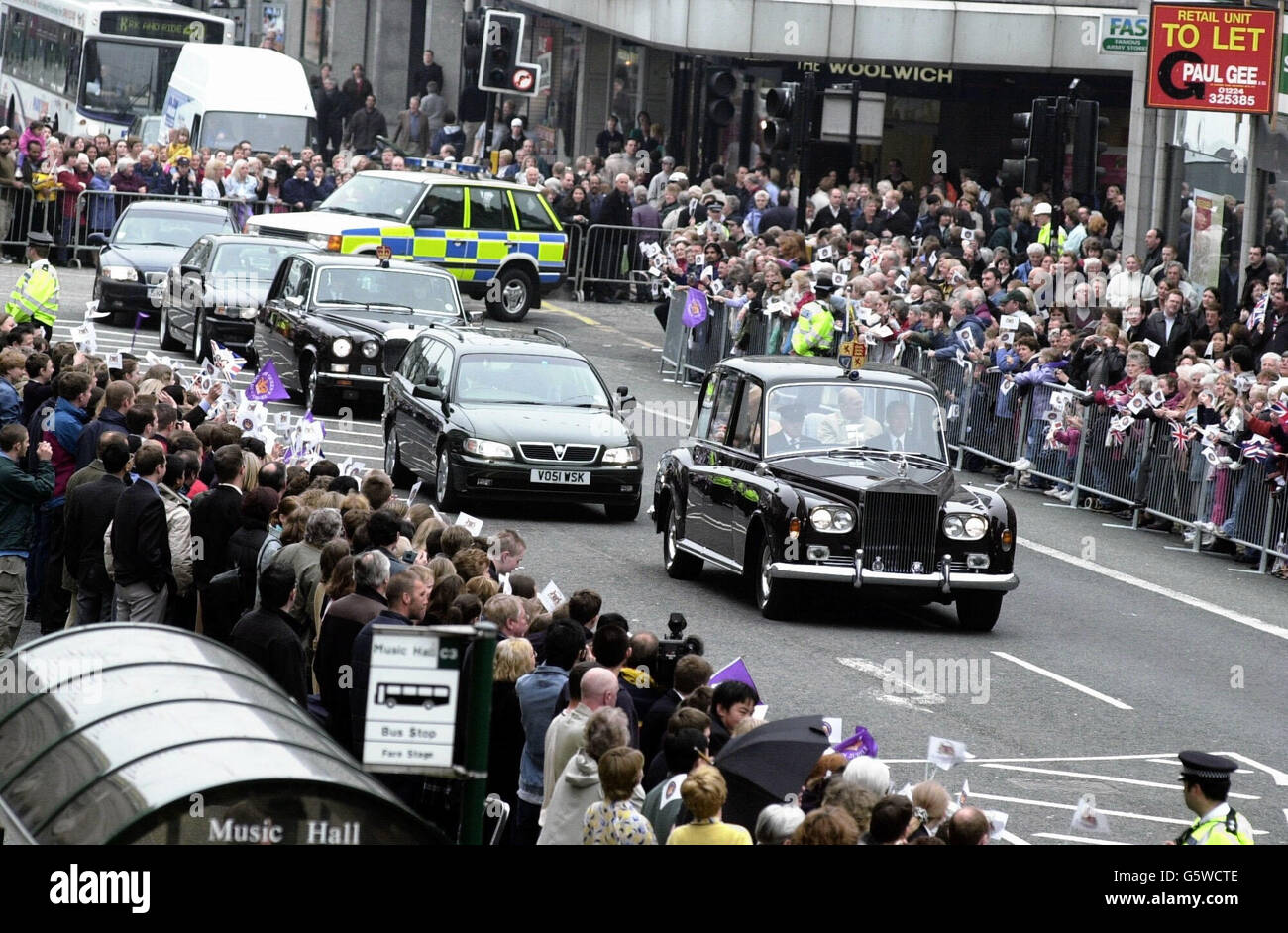 Die Königin und der Herzog von Edinburgh kommen in der Union Street, Aberdeen, Schottland, an. Die Königin und der Herzog von Edinburgh wurden von Tausenden von Wohlbehüten begrüßt. * bei Ankunft im Duthie Park, im Rahmen der Feierlichkeiten zum Goldenen Jubiläum. Stockfoto