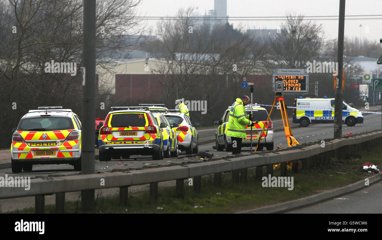 Das Wrack eines roten Ford Fiesta bleibt am Schauplatz eines tödlichen Autounfalls auf der A33 in Reading, in der Grafschaft von Benshire, erhalten. Die Fiesta wurde von der Thames Valley Police zum Zeitpunkt des Absturzes verfolgt, der letzte Nacht um 23.30 Uhr stattfand, und eine IPCC-Untersuchung wird stattfinden. Stockfoto