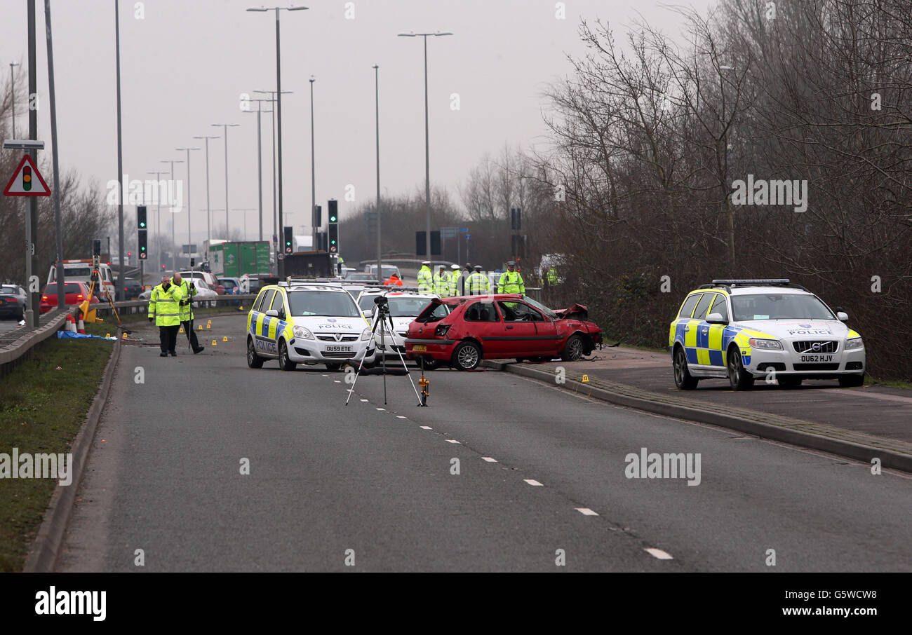 Das Wrack eines roten Ford Fiesta bleibt am Schauplatz eines tödlichen Autounfalls auf der A33 in Reading, in der Grafschaft von Benshire, erhalten. Die Fiesta wurde von der Thames Valley Police zum Zeitpunkt des Absturzes verfolgt, der letzte Nacht um 23.30 Uhr stattfand, und eine IPCC-Untersuchung wird stattfinden. Stockfoto