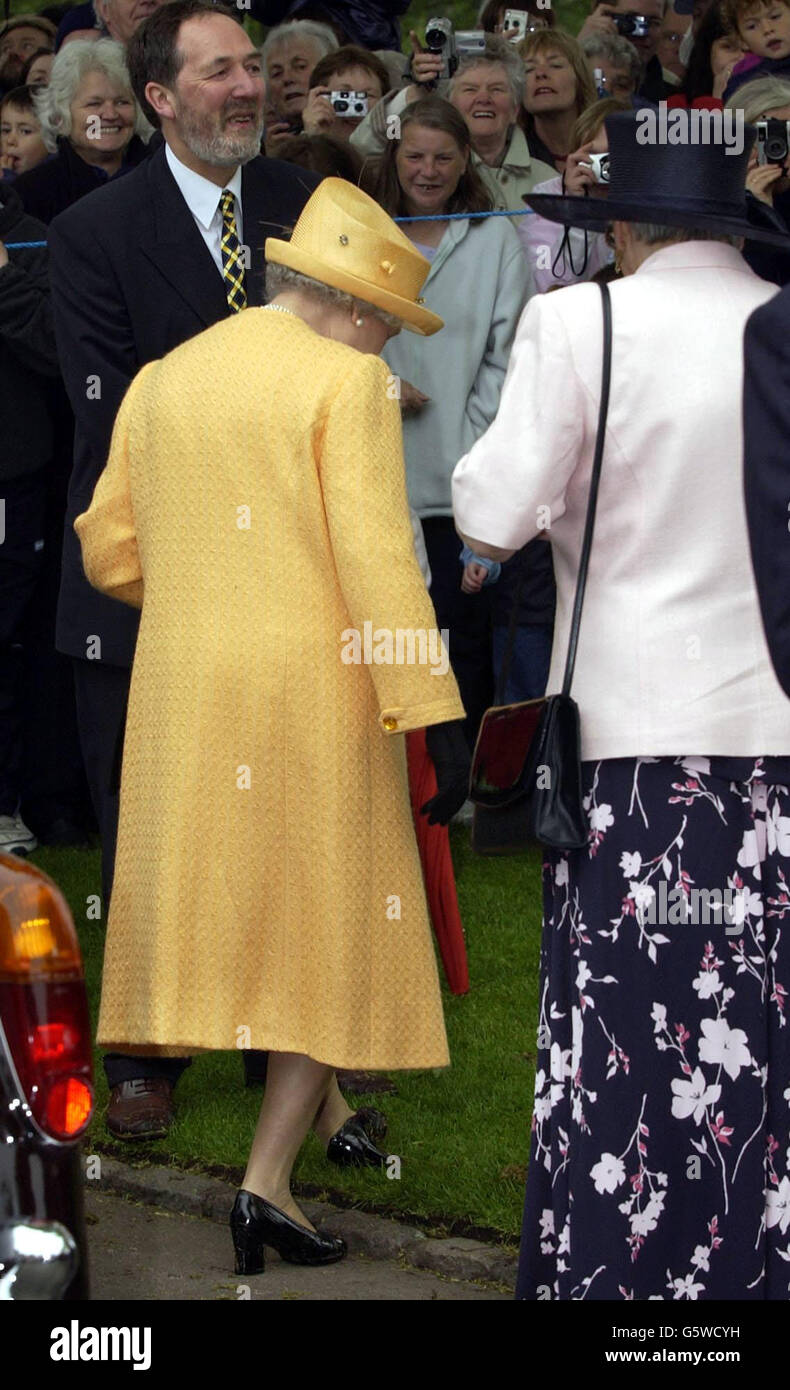 Königin Elizabeth II. Wischt sich am Ende ihres Besuchs im Duthie Park, Aberdeen, Gras von ihren Füßen, während ihrer Tour anlässlich ihres Goldenen Jubiläums. Stockfoto
