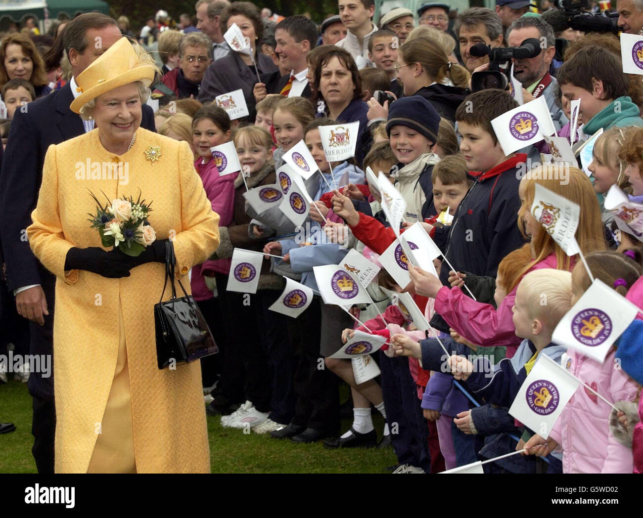 Königin Elizabeth II begrüßt während ihres Besuches im Duthie Park, Aberdeen, zur Fortsetzung ihrer Golden Jubilee-Tour, die sich auf der Reise befindet. Stockfoto