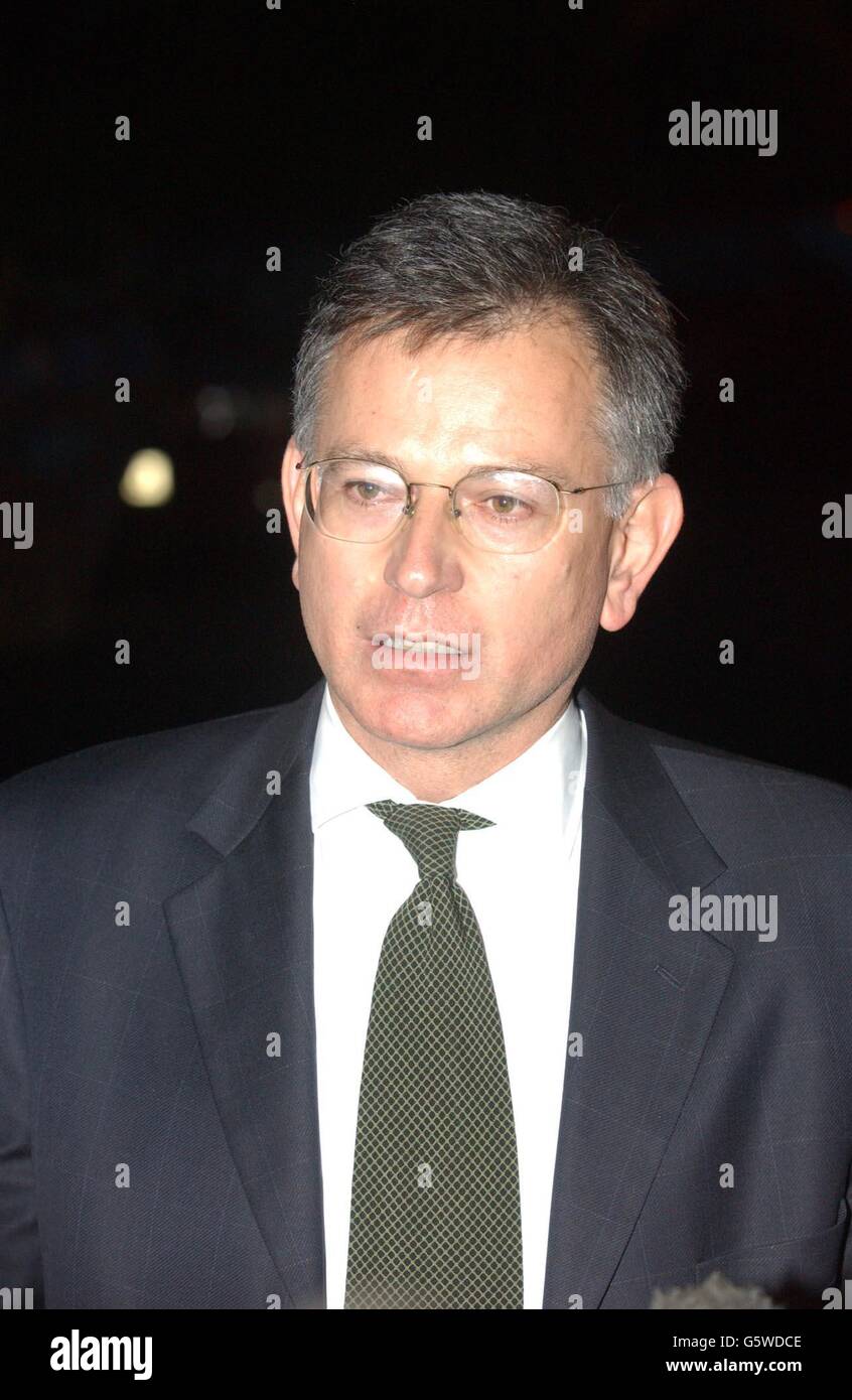 Der ehemalige Verkehrsminister Stephen Byers kommt in seinem Haus in der Gegend von Fenham in Newcastle an. Früher sagte Herr Byers auf einer Pressekonferenz in Downing Street, dass er zurücktritt. * der Minister, der weithin für die Leitung seiner Abteilung kritisiert wurde, sagte, er würde gehen, weil es das Richtige für die Regierung und die Labour Party sei. *06/04/04: Eltern sollten Schulleiter, Schulleiter und Gouverneure entlassen können, schlug der ehemalige Kabinettsminister vor. Der Lehrplan müsse auch weit weniger streng sein und die Obergrenzen bei den Schülerzahlen lockern, sagte Byers. Stockfoto