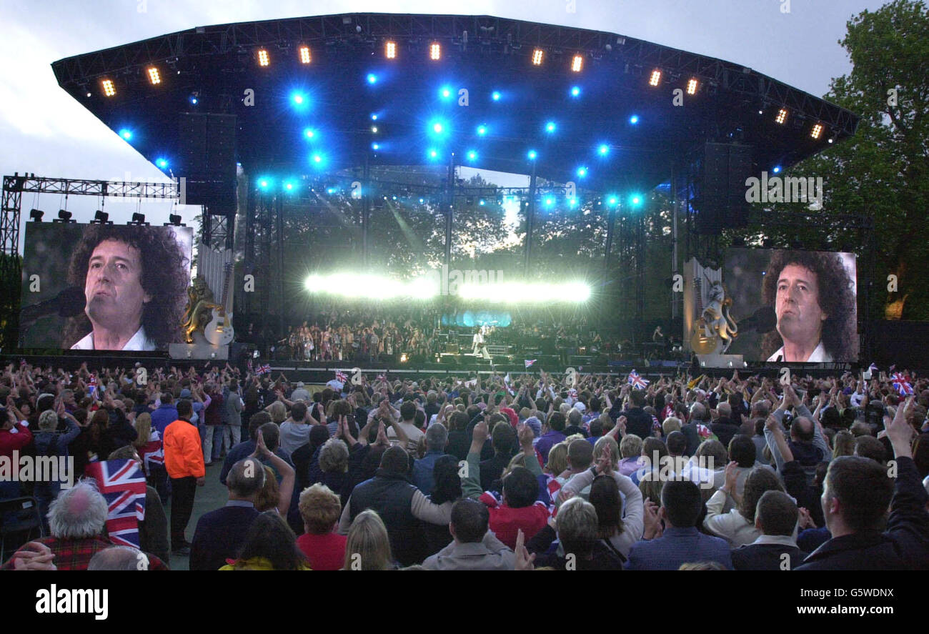 Queen tritt beim Golden Jubilee Concert im Buckingham Palace auf. * 8. 7. 02: Laut einer von Buckingham Palace veröffentlichten "Factsfile" war das "Party at the Palace"-Popkonzert eines der meistgesehenen Popkonzerte der Geschichte, Die Königin zog rund 200 Millionen Zuschauer auf der ganzen Welt an und wurde als erstes Mitglied der königlichen Familie mit einer Goldscheibe aus der Plattenindustrie ausgezeichnet. Innerhalb der ersten Woche nach der Veröffentlichung wurden 100,000 Exemplare der von EMI produzierten CD der 'Party at the Palace' verkauft. Stockfoto