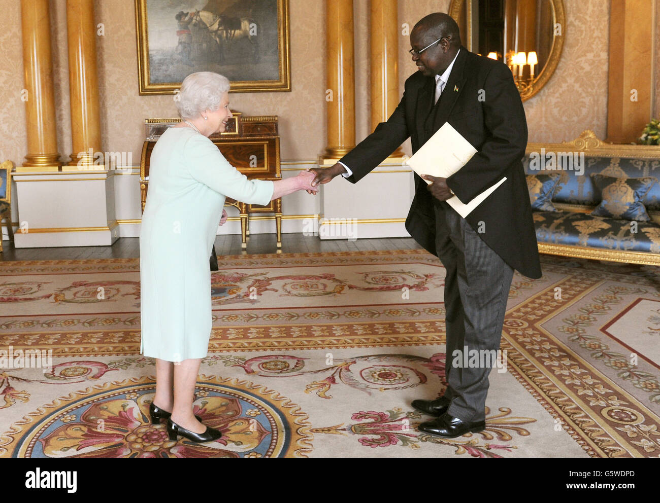 Seine Exzellenz Sabit Abbe Alley wird heute von der Königin Elizabeth II. Im Buckingham Palace in London empfangen, wo er ihr sein Beglaubigungsschreiben als Botschafter der Republik Südsudan beim Gericht von St. James's überreichte. Stockfoto