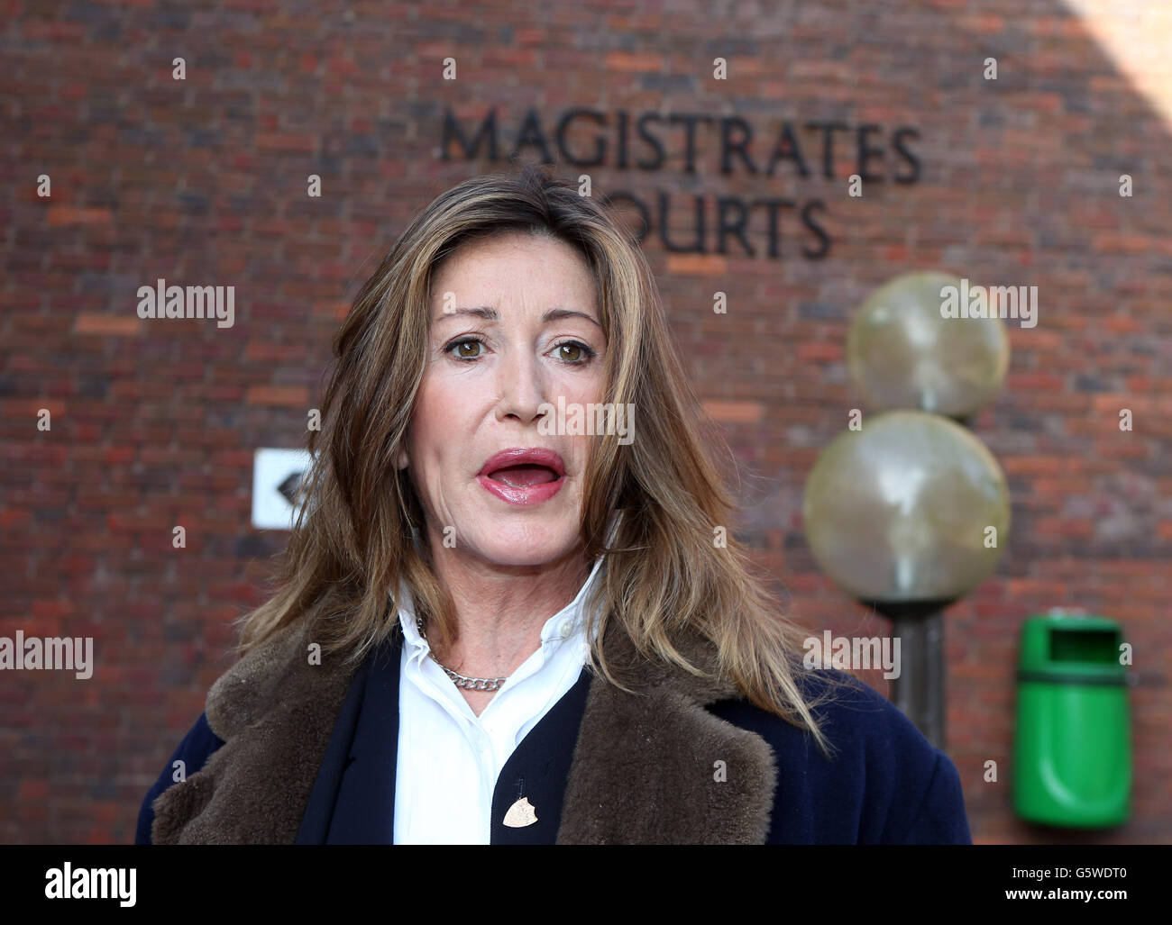 Paula Hamilton verlässt das Aylesbury Magistrate Court in Buckinghamshire, wo sie für schuldig befunden wurde, einen Polizisten mit einer 14ft Sonnenblume angegriffen zu haben. Stockfoto