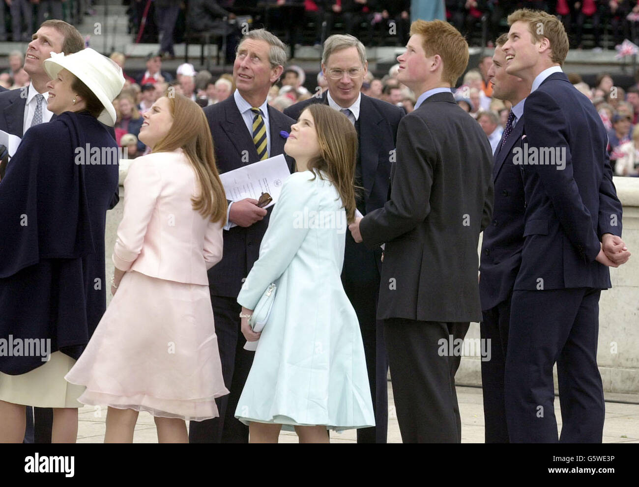 Mitglieder der königlichen Familie beobachten die Parade, die während der Feierlichkeiten zum Goldenen Jubiläum von Königin Elizabeth II. In der Mall in London stattfindet. Stockfoto