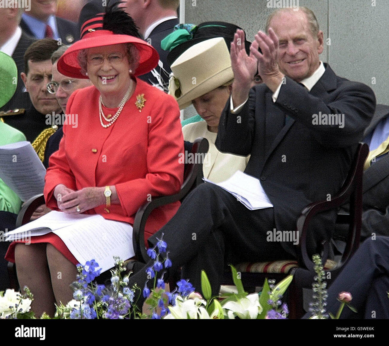 Die Königin und der Herzog von Edinburgh beobachten die Parade im Queen Victoria Memorial, in der Nähe des Buckingham Palace, London, im Rahmen der Feierlichkeiten zum Goldenen Jubiläum Ihrer Majestät. Stockfoto