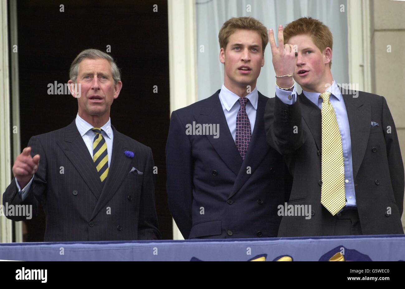 Der Prinz von Wales und seine beiden Söhne Prinz William (Mitte) und Harry beobachten den Flipper auf dem Balkon des Buckingham Palace während der Feierlichkeiten zum Goldenen Jubiläum der britischen Königin Elizabeth II. Stockfoto