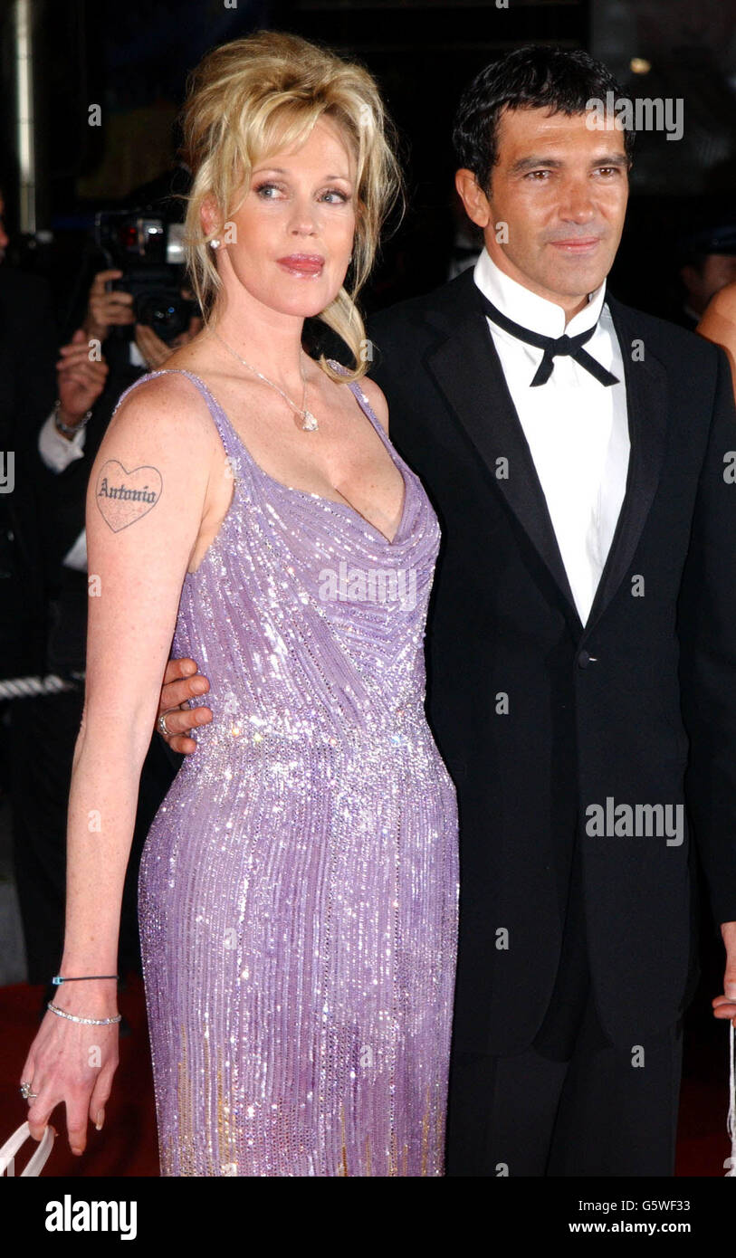 Antonio Banderas und seine Frau Melanie Griffith kommen zur Premiere von 'Femme Fatale' im Palais des Festivals während der 55. Cannes Festspiele. Stockfoto