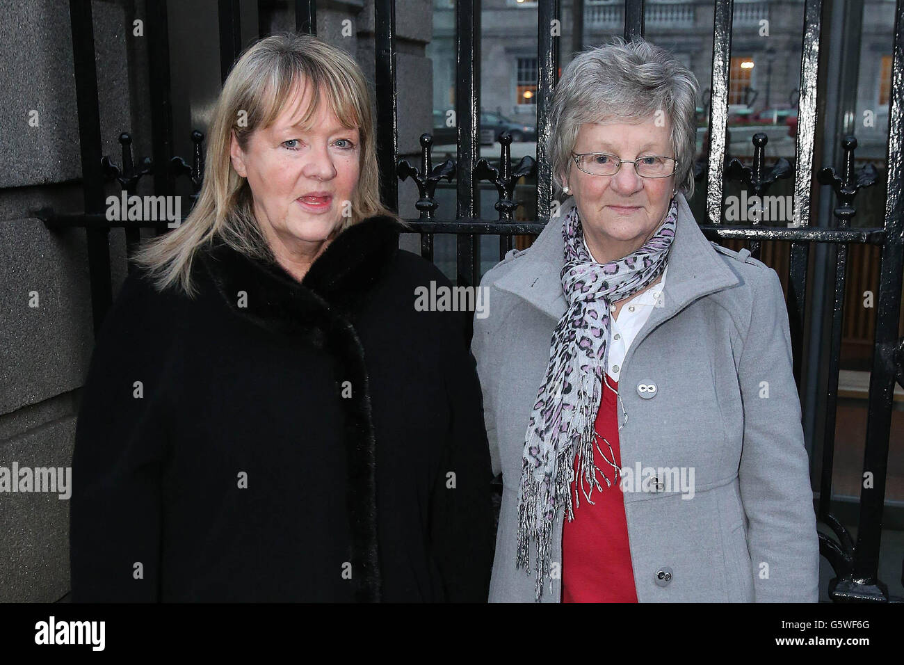 (Von links nach rechts) Maureen Sullivan und Marina Gambold von der Gruppe Magdalene Survivors treffen sich im Leinster House, wo sie den Taoiseach treffen sollten, um weiter auf eine staatliche Entschuldigung für ihre Behandlung zu drängen. Stockfoto