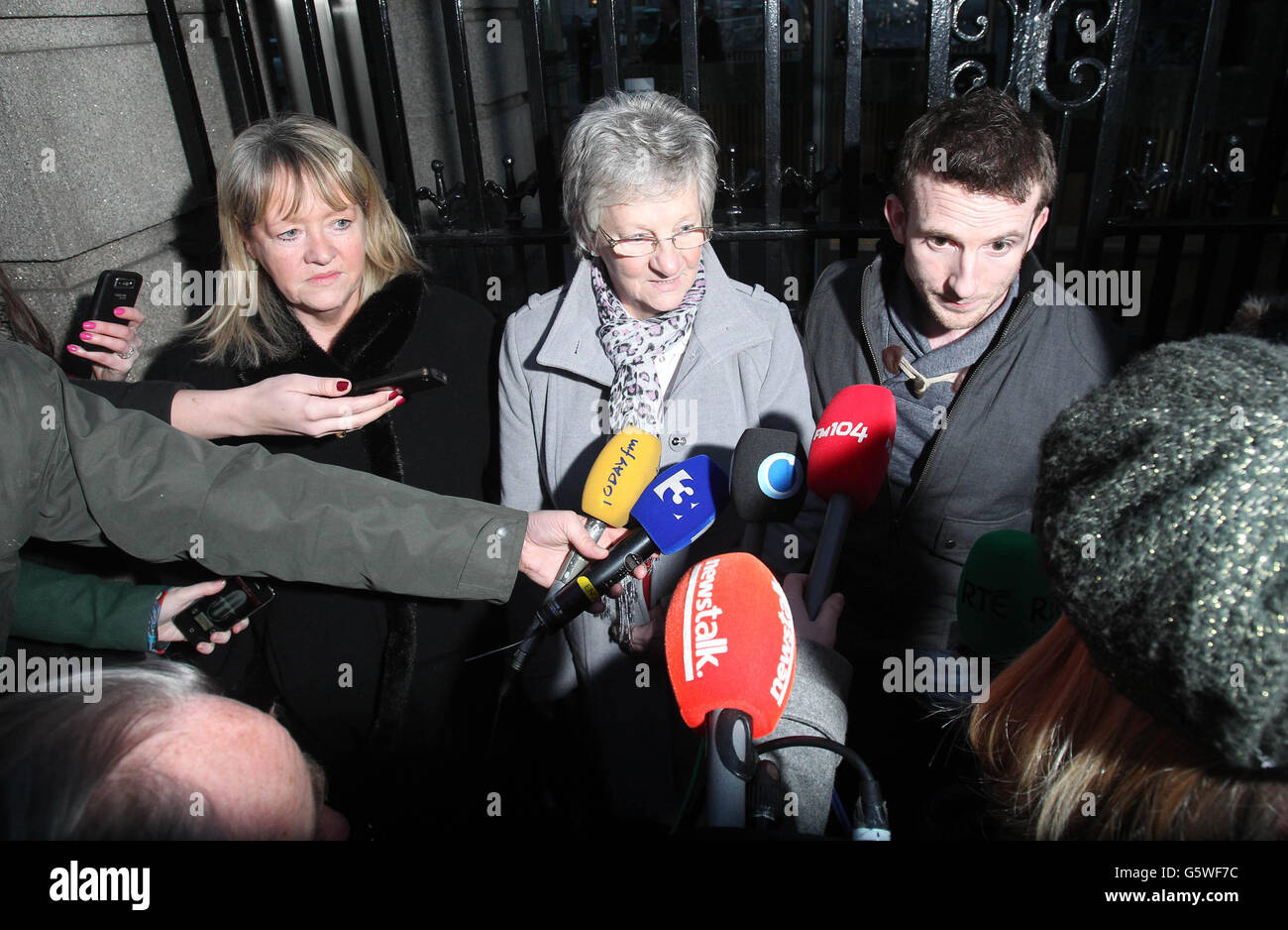 (Von links nach rechts) Maureen Sullivan, Marina Gambold und Steven O'Riordan aus der Gruppe der Magdalene-Überlebenden treffen sich vor dem Leinster House, wo sie sich mit dem Taoiseach trafen, um sich weiter für eine staatliche Entschuldigung für ihre Behandlung zu entschuldigen. Stockfoto