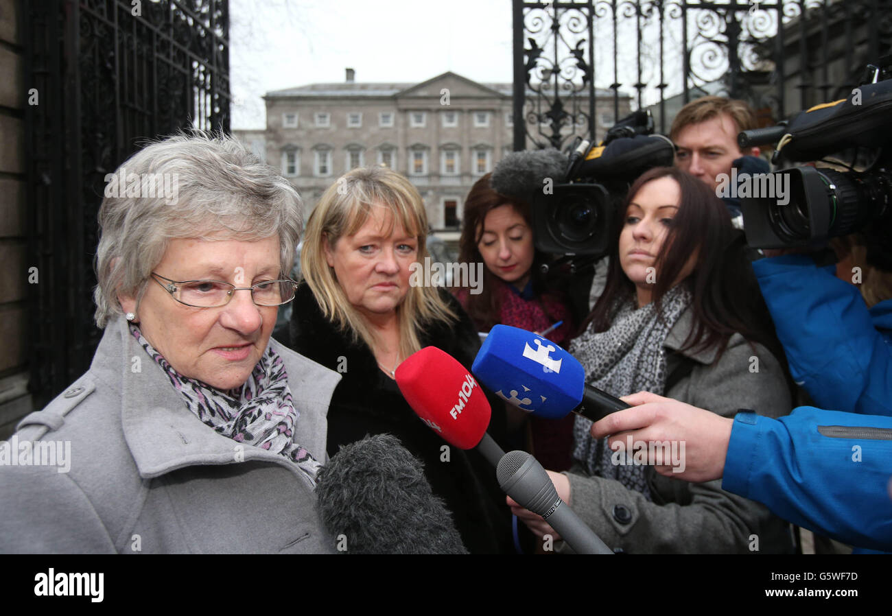 (Von links nach rechts) Marina Gambold und Maureen Sullivan, die in den Wäschereien von Magdalene arbeiteten, treffen sich im Leinster House mit dem Taoiseach, um sich für eine staatliche Entschuldigung für ihre Behandlung zu entschuldigen. Stockfoto