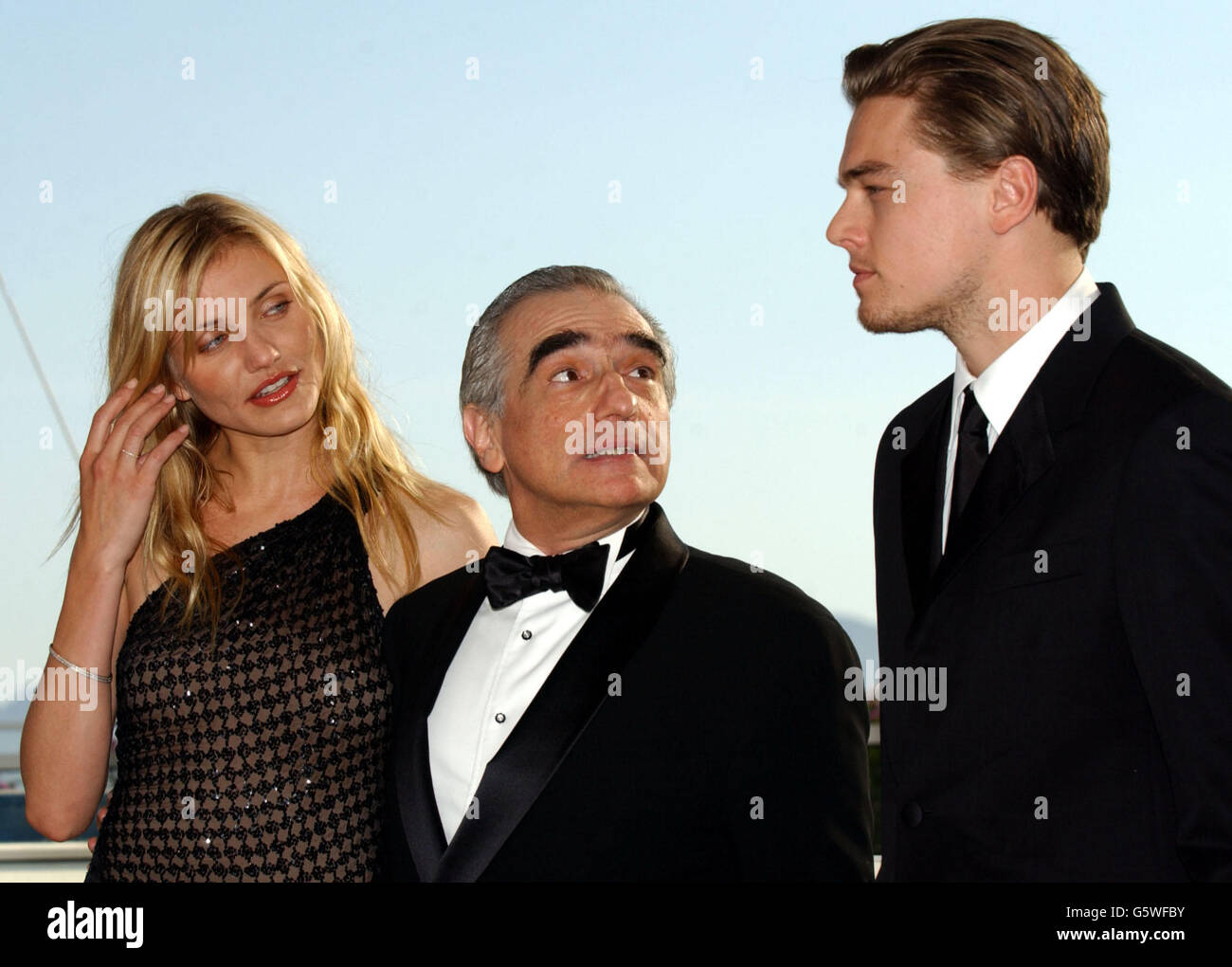 Regisseur Martin Scorsese flankiert von Cameron Diaz und Leonardo DiCaprio während einer Fotoschau, um Scorseses neuesten Film "Gangs of New York" während des 55. Filmfestivals in Cannes zu promoten. Stockfoto