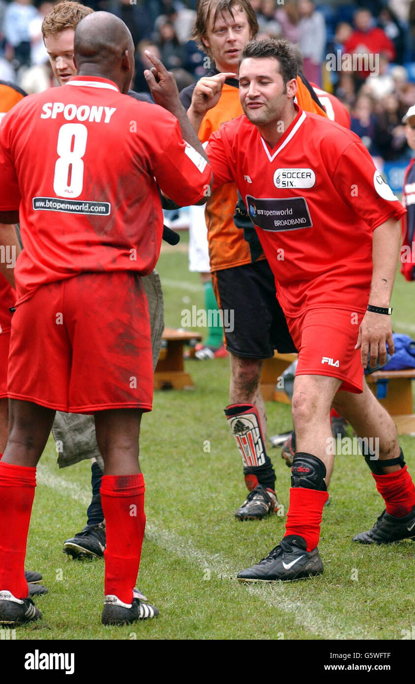 Dane Bowers argumentiert mit seinem Teamkollegen DJ Spoony während des Football-Turniers Music Industry Soccer Six auf dem Chelsea-Fußballplatz Stamford Bridge in London. Stockfoto