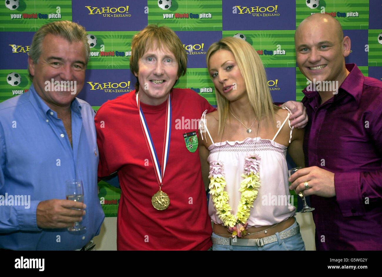 (Von links nach rechts) der ehemalige englische Fußballmanager Terry Venables, Anton Barber von Blackpool und die Fernsehmoderatoren Tess Daly und Terry Alderton in den London Television Studios. Anton war Finalist in der heutigen Fernsehsendung „Yahoo! 's Your World Cup Pitch“. Stockfoto