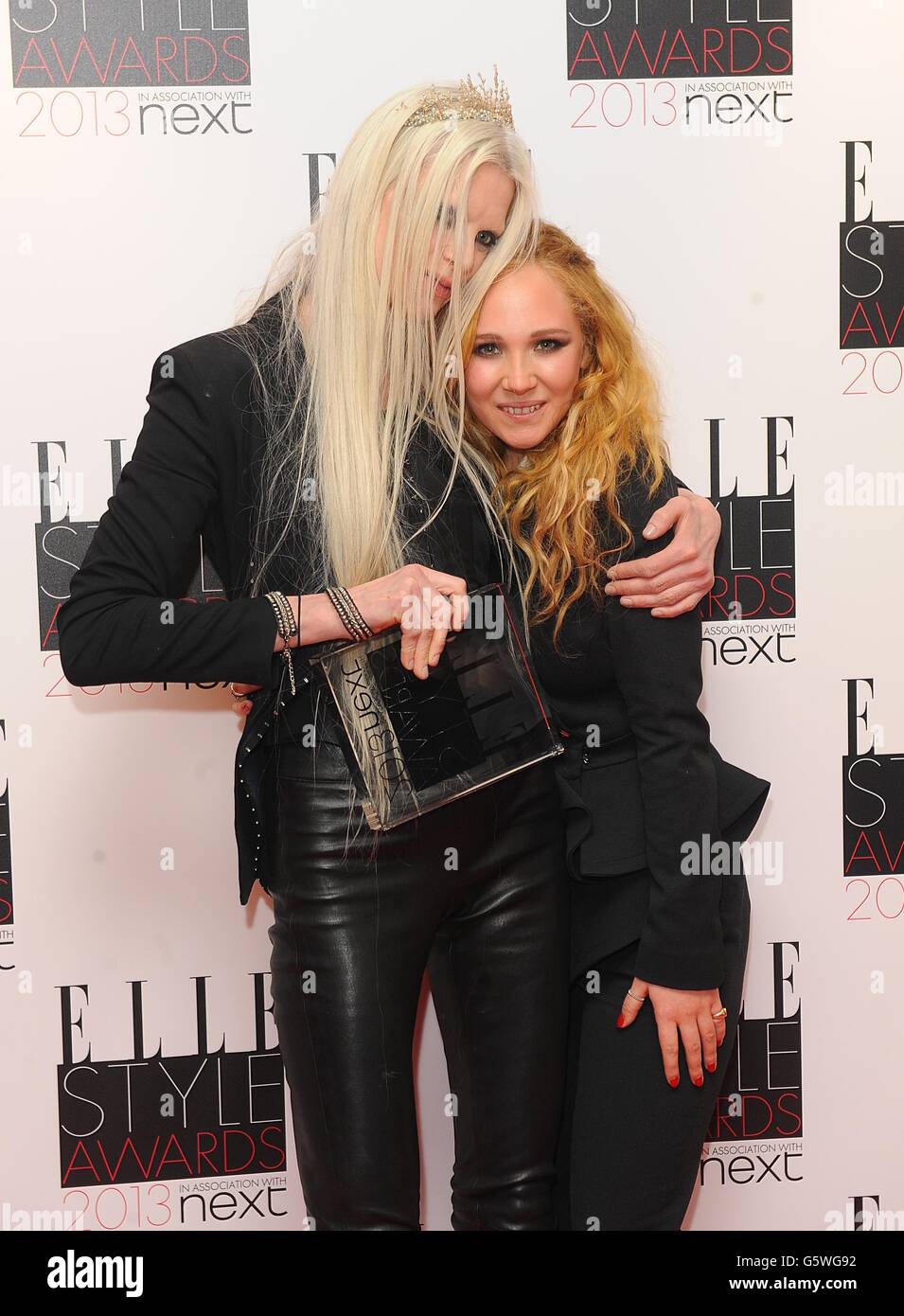 Juno Temple mit der zeitgenössischen Marke des Jahres-Gewinnerin Kristen McMenamy im Namen von McQueen (Sarah Burton) bei den Elle Style Awards 2013 im Savoy Hotel im Zentrum von London. Stockfoto