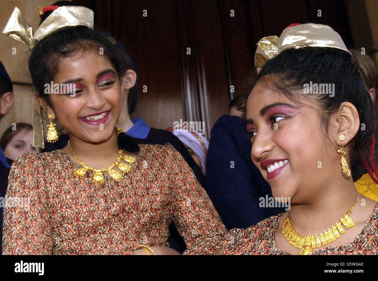 Chamari Abeysekara (L) und Anasha Abeynayake (R), beide 11 Jahre alt, von der Kamalangani Kalayathana Schule in Surrey, werden an der Parade zur Feier des Goldenen Jubiläums der Königin teilnehmen. Stockfoto